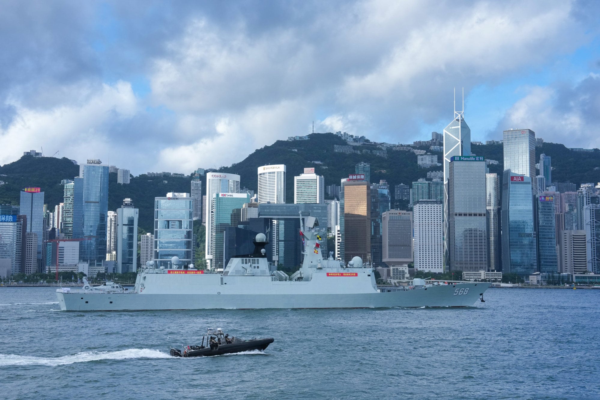 The PLA guided-missile frigate Hengyang arrives in Victoria Harbour on Thursday morning. Photo: Jelly Tse
