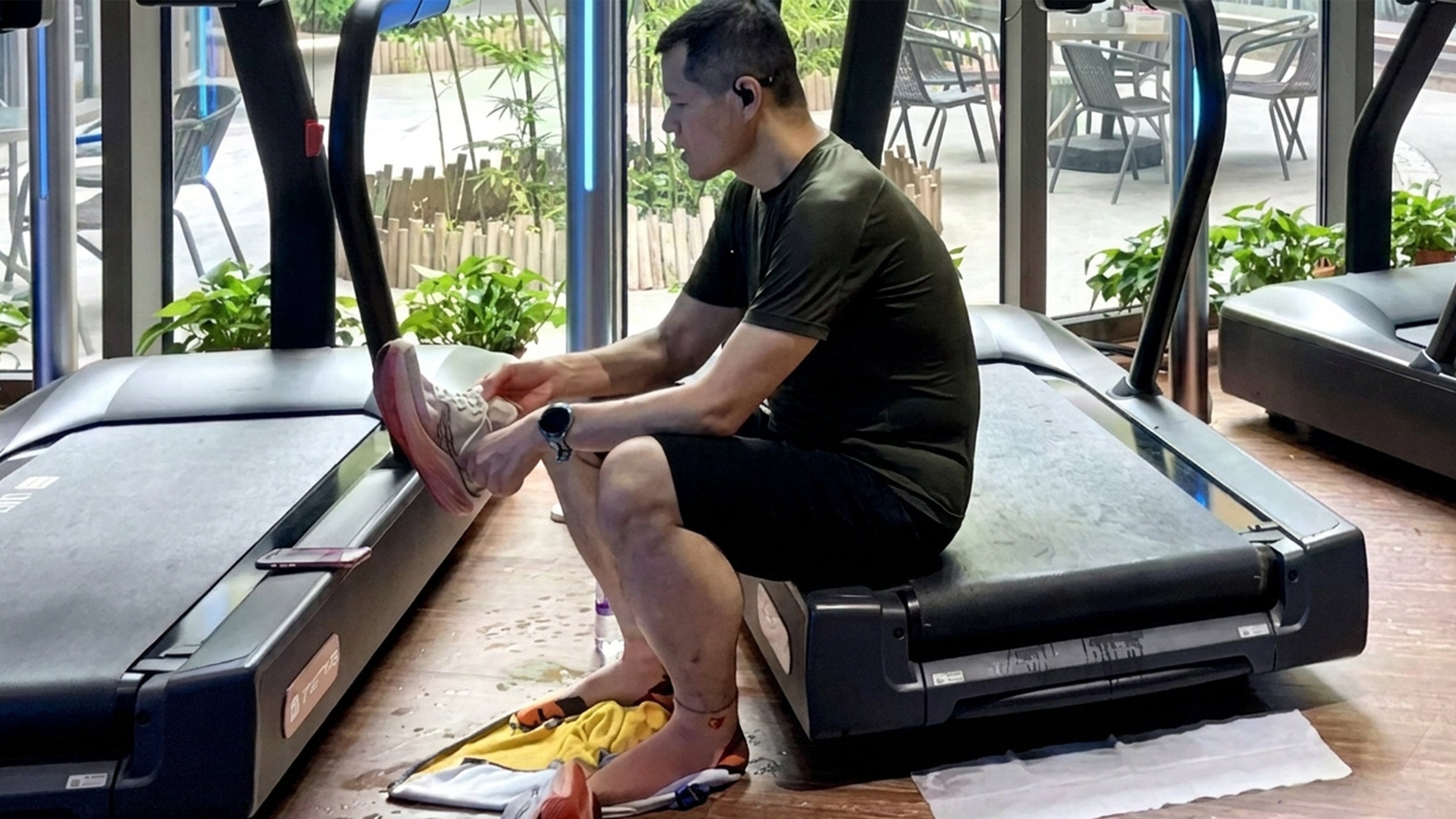 Shi, above, rests on a treadmill after a sweaty workout, unaware that multiple gym members have complained to management about his overwhelming body odour. Photo: Weibo