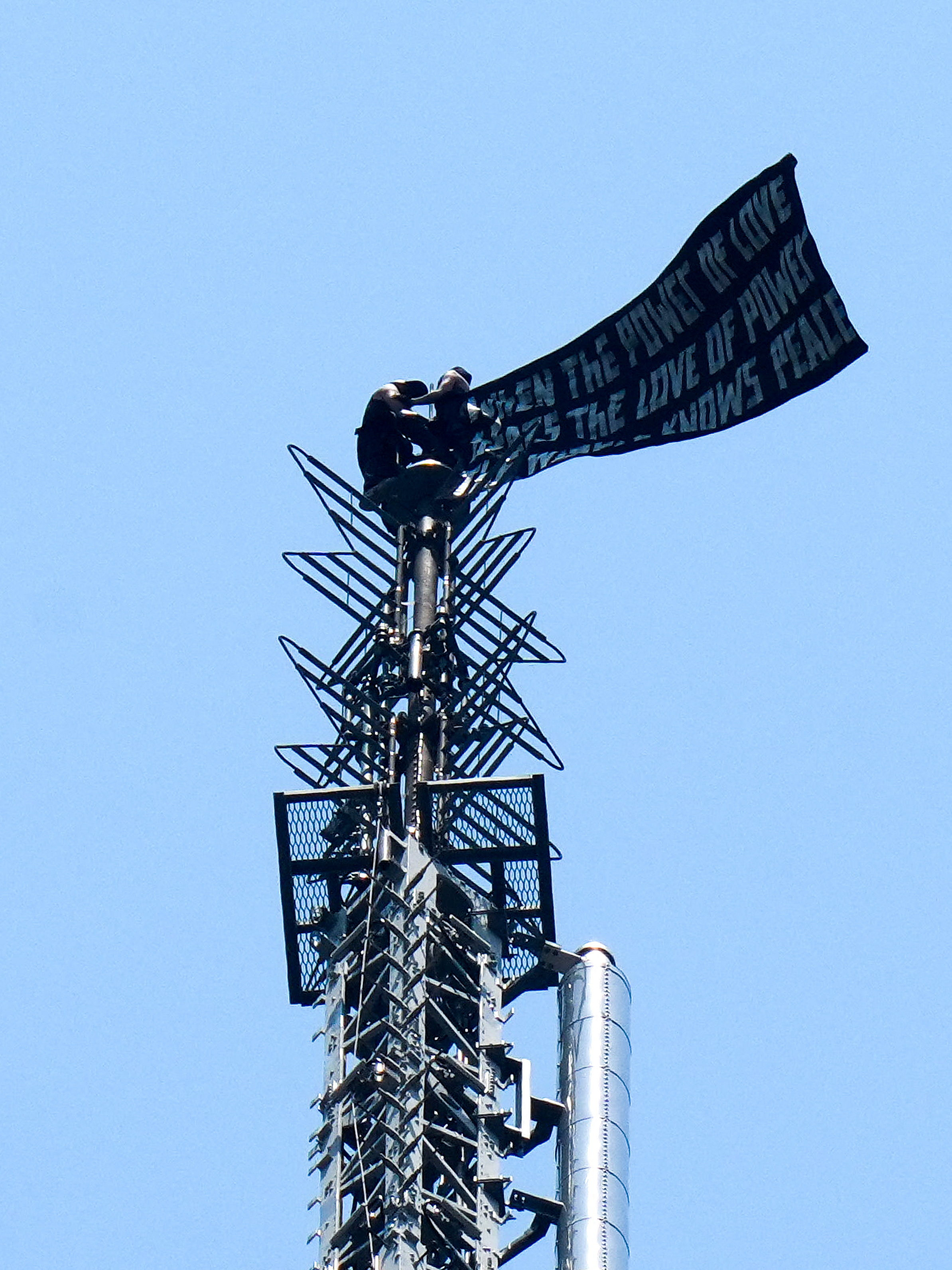 Two people display a banner atop the Empire State Building in the Manhattan borough of New York, U.S., July 1, 2026.  REUTERS/Adam Gray
     TPX IMAGES OF THE DAY