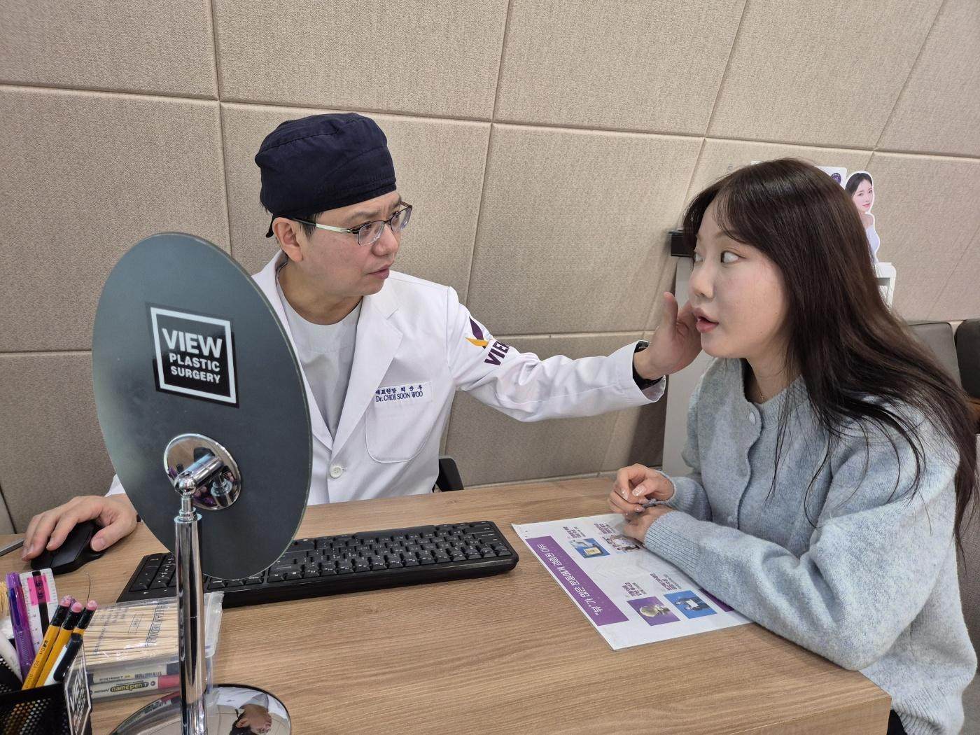 A surgeon and a patient at a clinic in Gangnam district, Seoul, on April 16. Photo: Korea Times