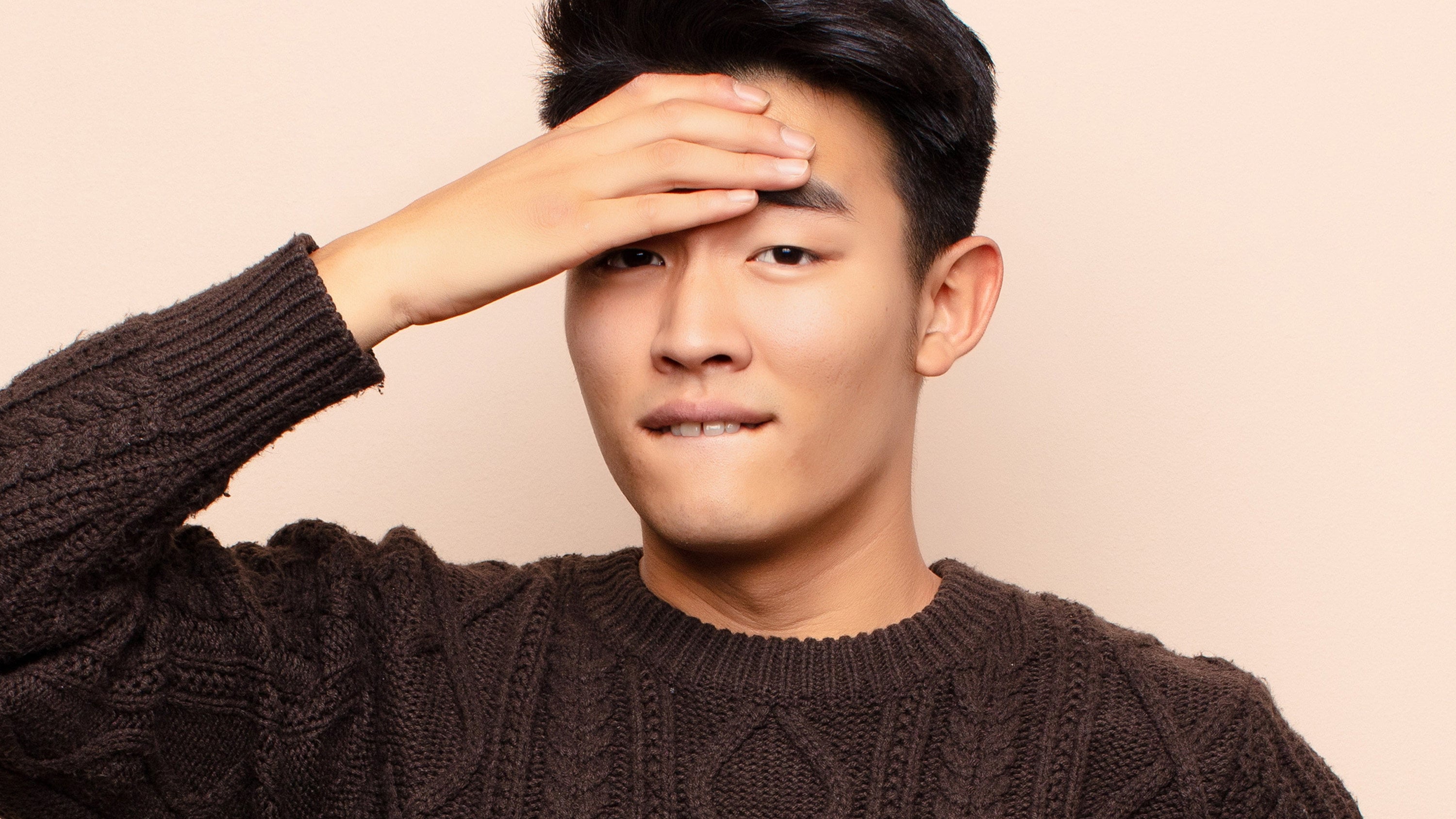 A man from Wuhan, believing the superstition that a twitching right eye signals disaster, repeatedly slapped it, causing severe vision loss. Photo: Shutterstock