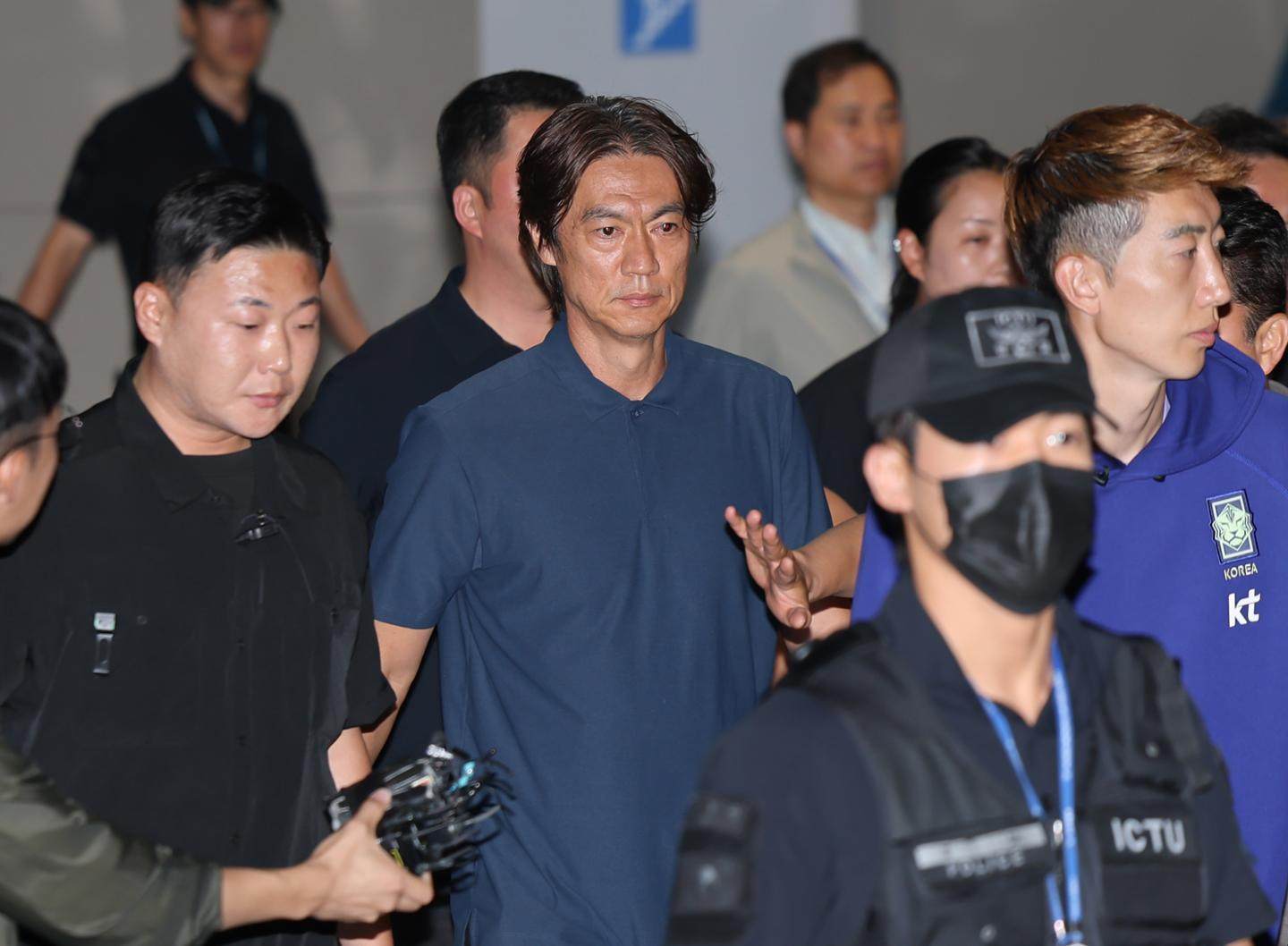 South Korea’s head coach Hong Myung-bo (centre) and members of the national football team arrive at Incheon International Airport on Tuesday. Photo: The Korea Times