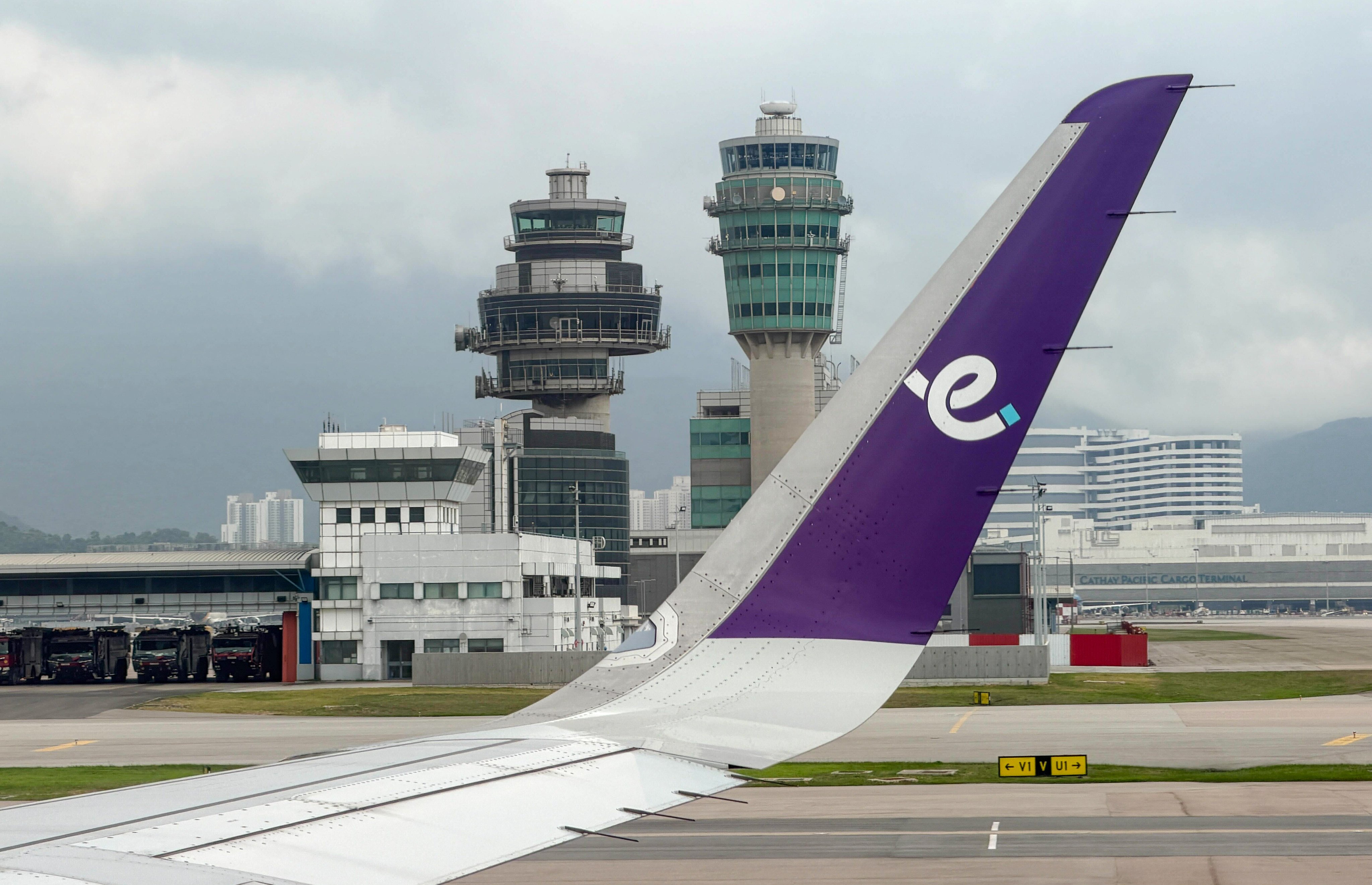 A manually operated luggage trailer collided with the bus carrying passengers from HK Express flight. Photo: Dickson Lee