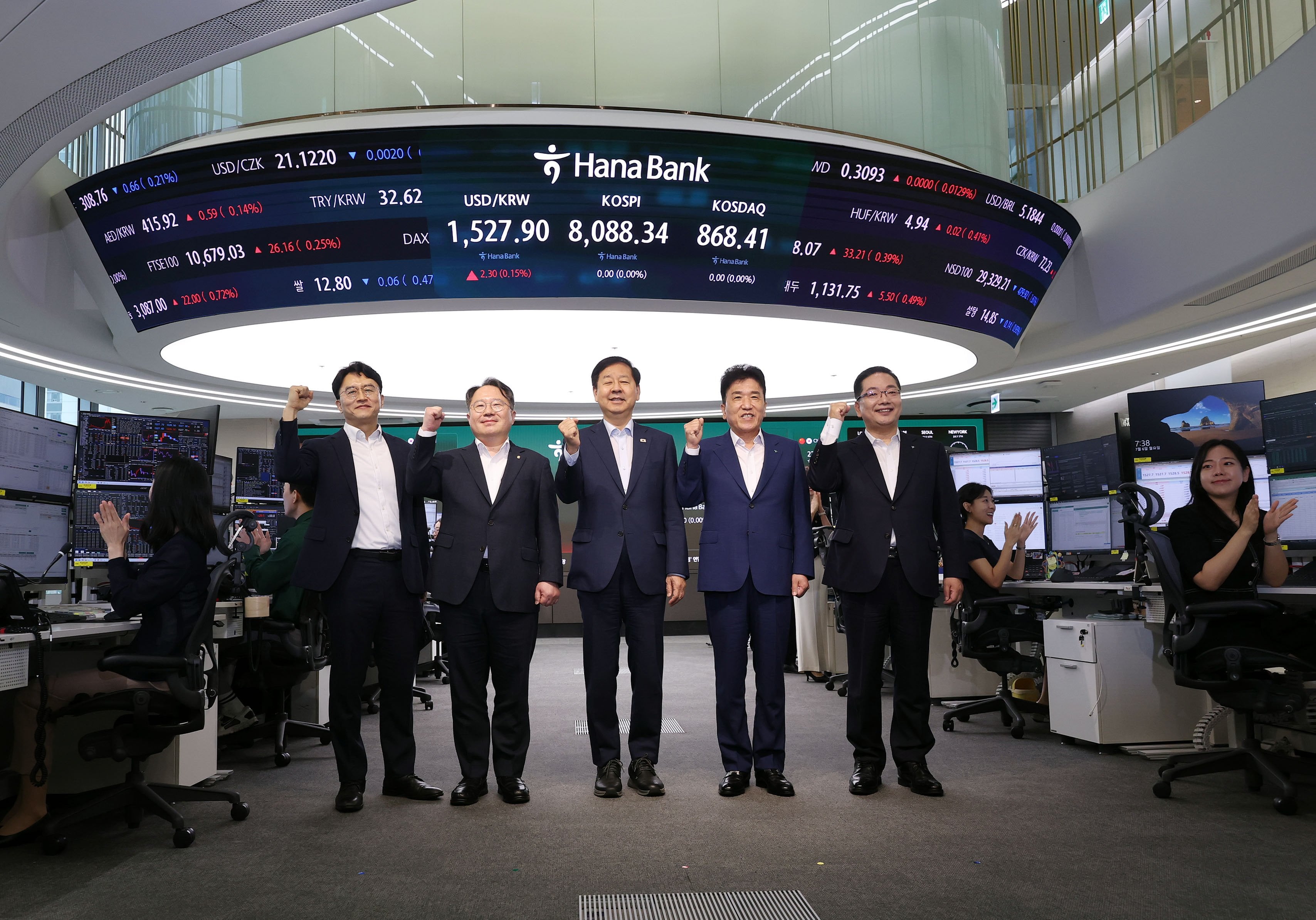 South Korean Finance Minister Koo Yun-cheol (centre), poses for a group photo during the launch of a 24-hour trading system for the won and US dollar on Monday. Photo: Yonhap/EPA