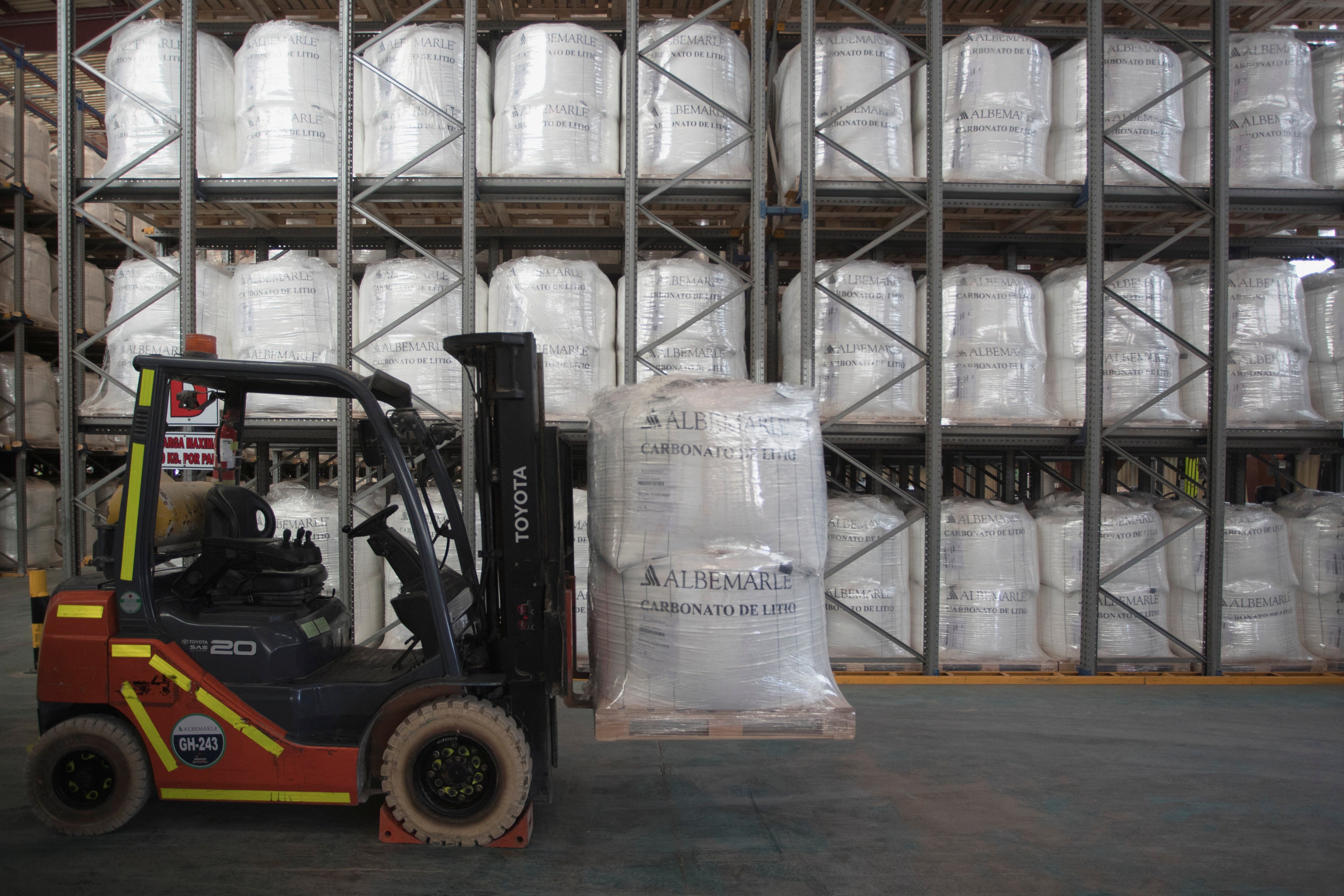 Sacks of lithium carbonate sit in a warehouse of US lithium producer Albemarle, in Chile, March 2, 2024. Photo: Reuters