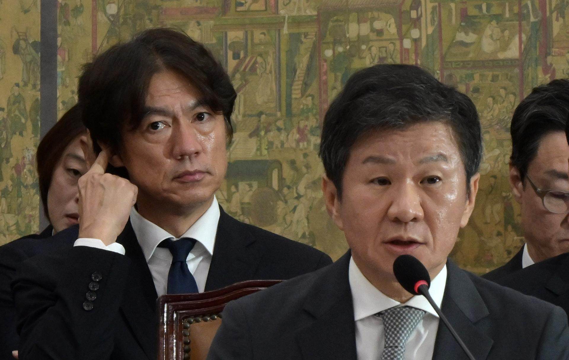 Chung Mong-gyu (right) and Hong Myung-bo (left) have both left their roles in the Korea Football Association. Photo: Korea Times