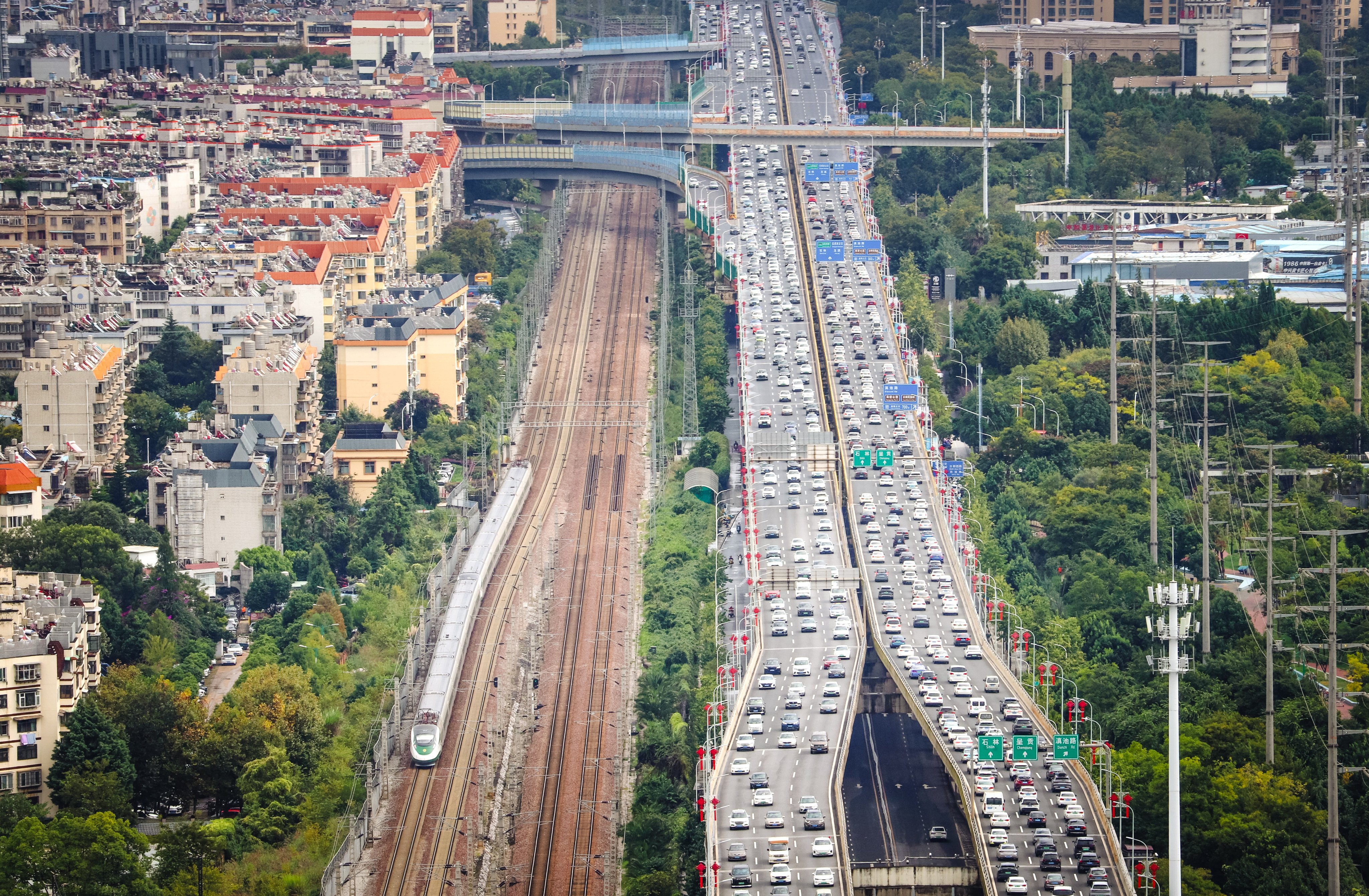 Rail and road in Kunming, Yunnan province, China. Photo: Xinhua