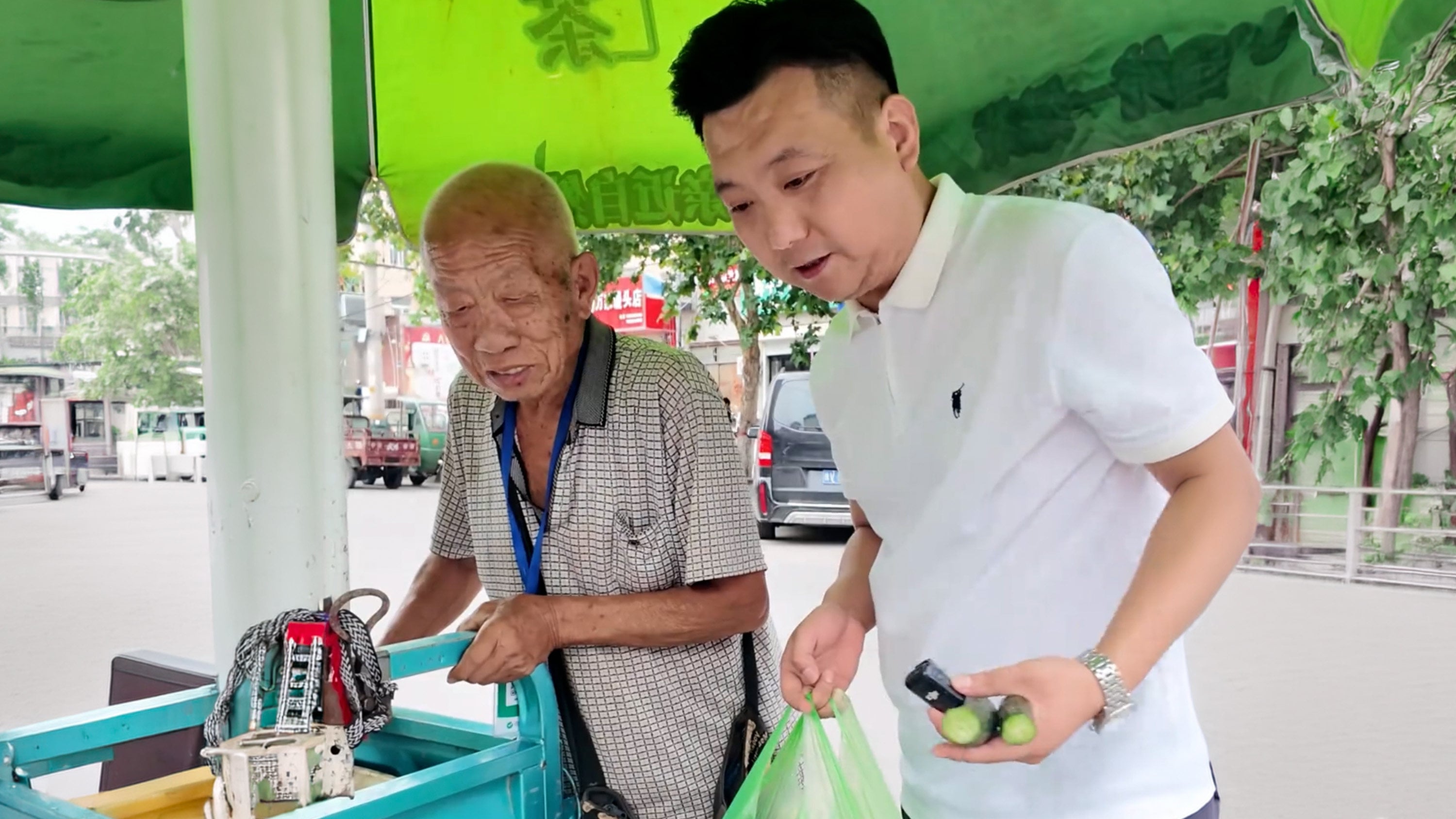 A heartwarming act of kindness by a Chinese influencer ended in ultimate heartbreak when an 81-year-old farmer tragically lost his life in a car accident shortly after they shared lunch. Photo: Douyin