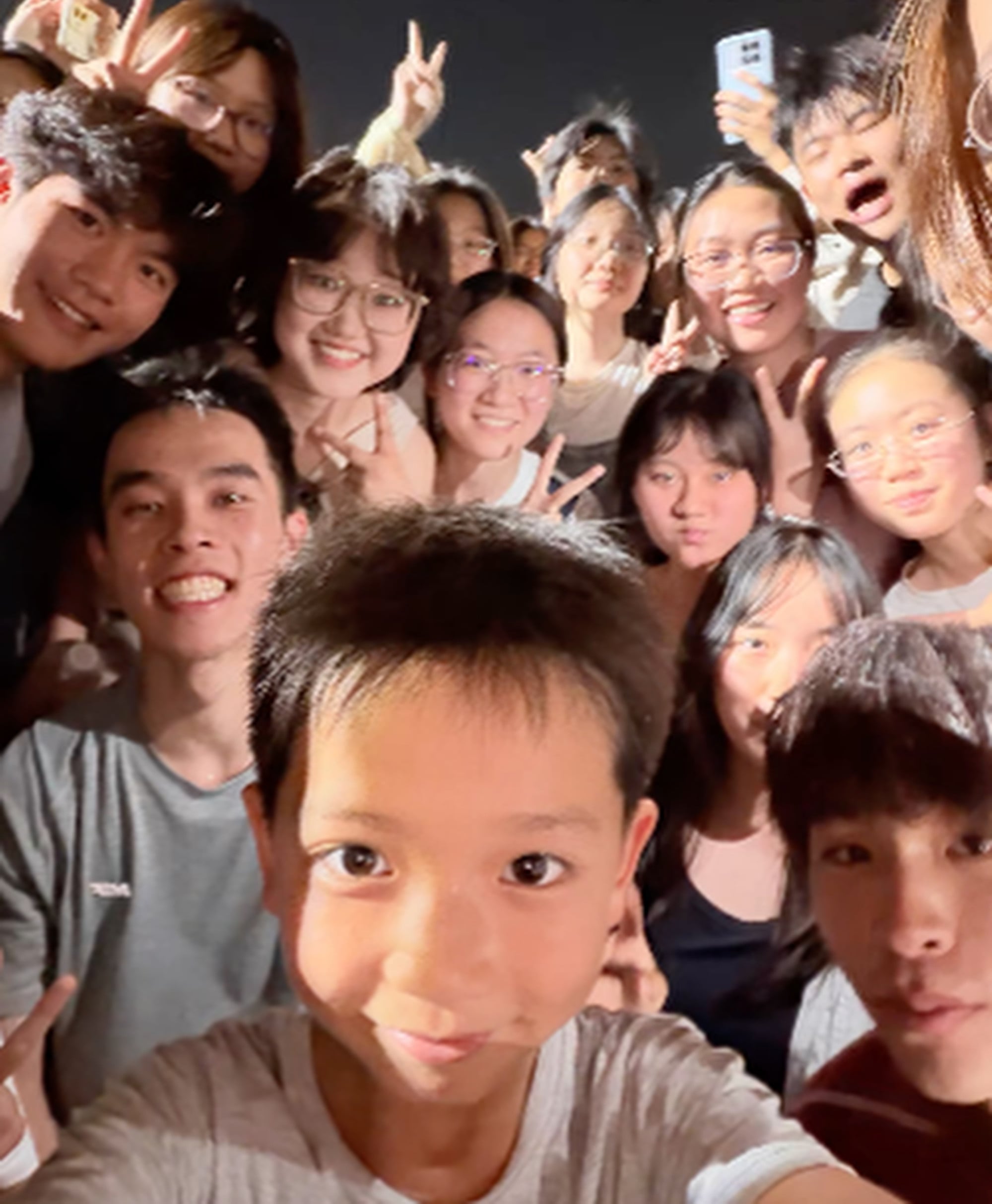 The crowd was deeply moved by the eight-year-old’s incredible composure and mature nature, especially after learning he was trying to support his mother, a burn survivor. Photo: Douyin The crowd was deeply moved by the eight-year-old’s incredible composure and mature nature, especially after learning he was trying to support his mother, a burn survivor. Photo: Douyin