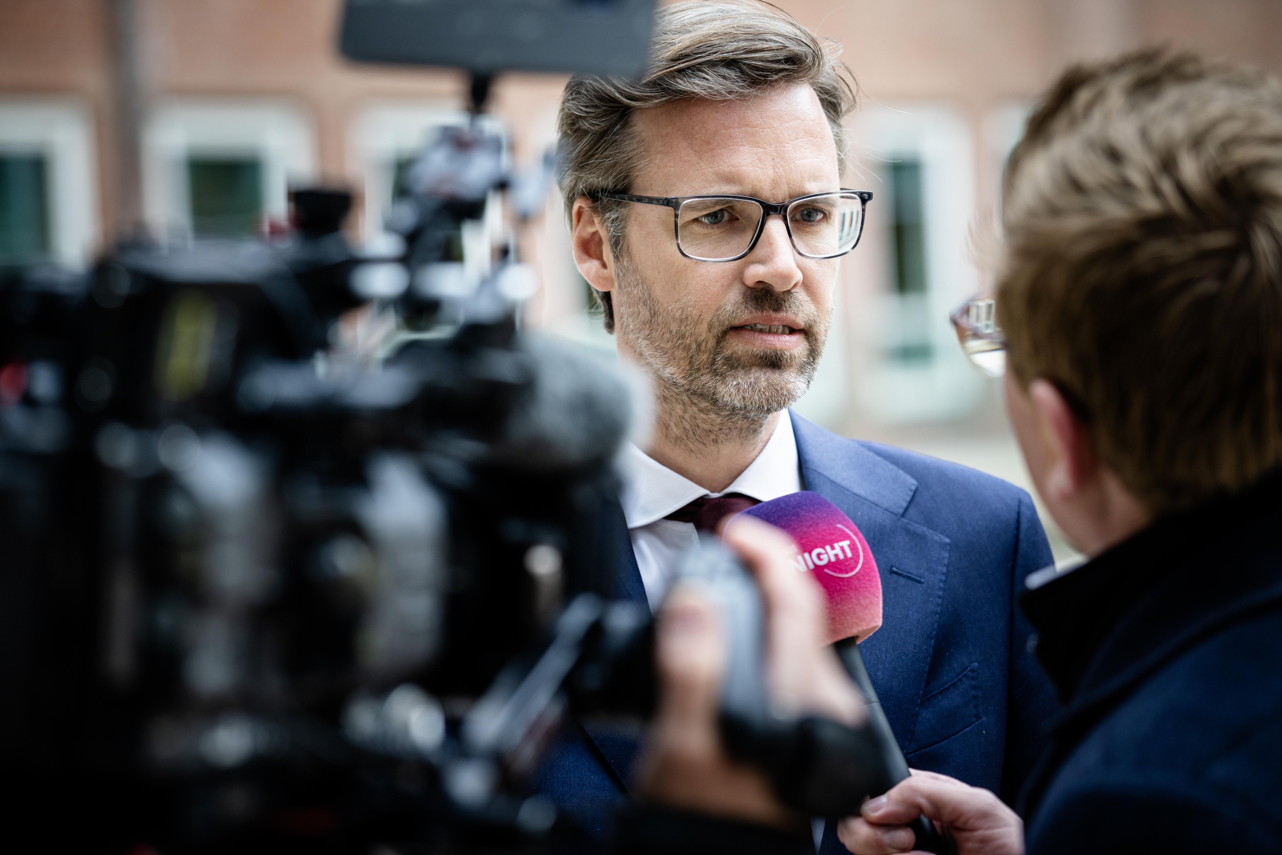 Dutch trade minister Sjoerd Sjoerdsma speaks with media at The Hague, the Netherlands, April 10 2026. Photo: EPA
