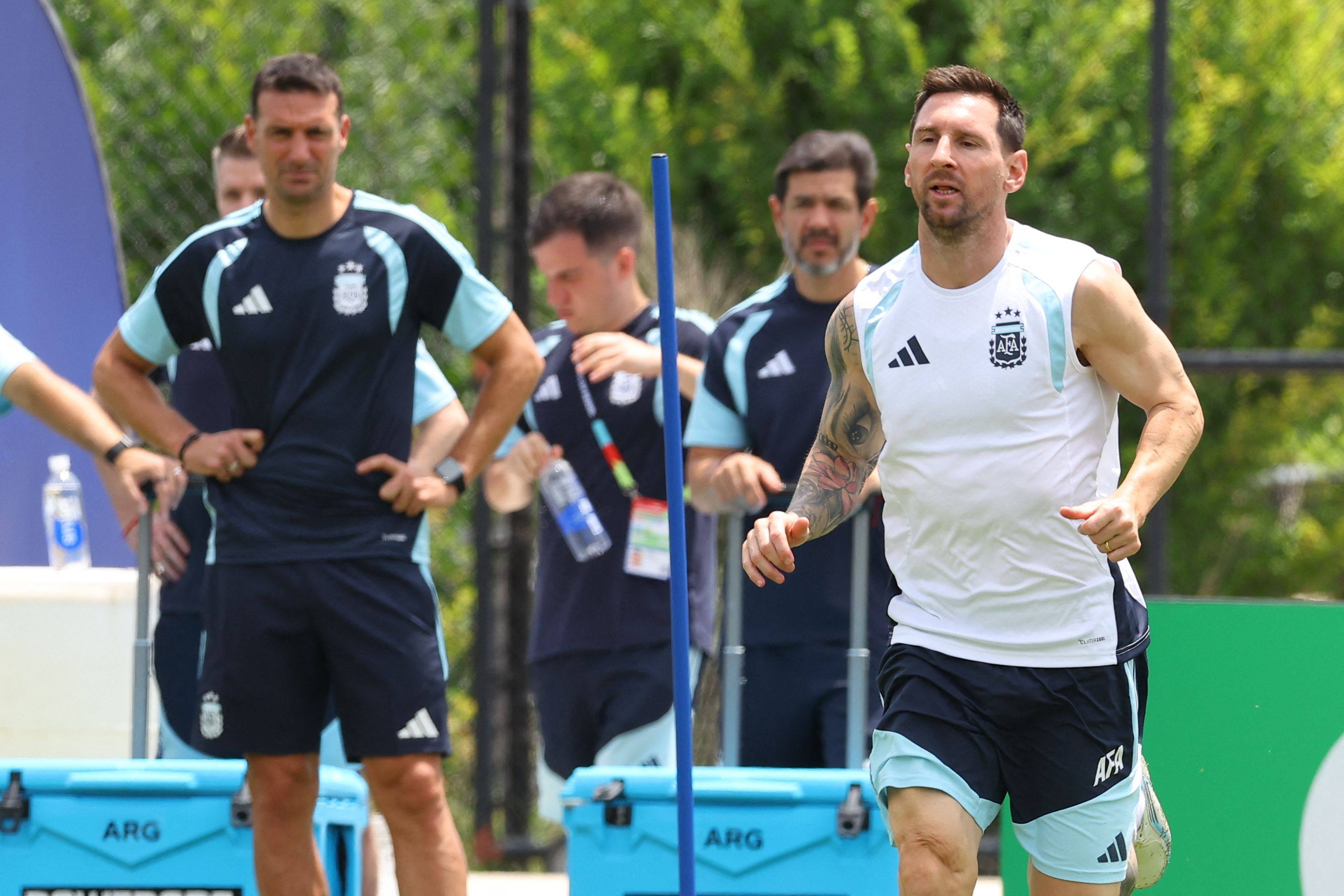 Argentine coach Lionel Scaloni (left) says Lionel Messi (right) will start against Egypt despite playing the full 90 minutes plus extra time against Cabo Verde in the previous round. Photo: AFP