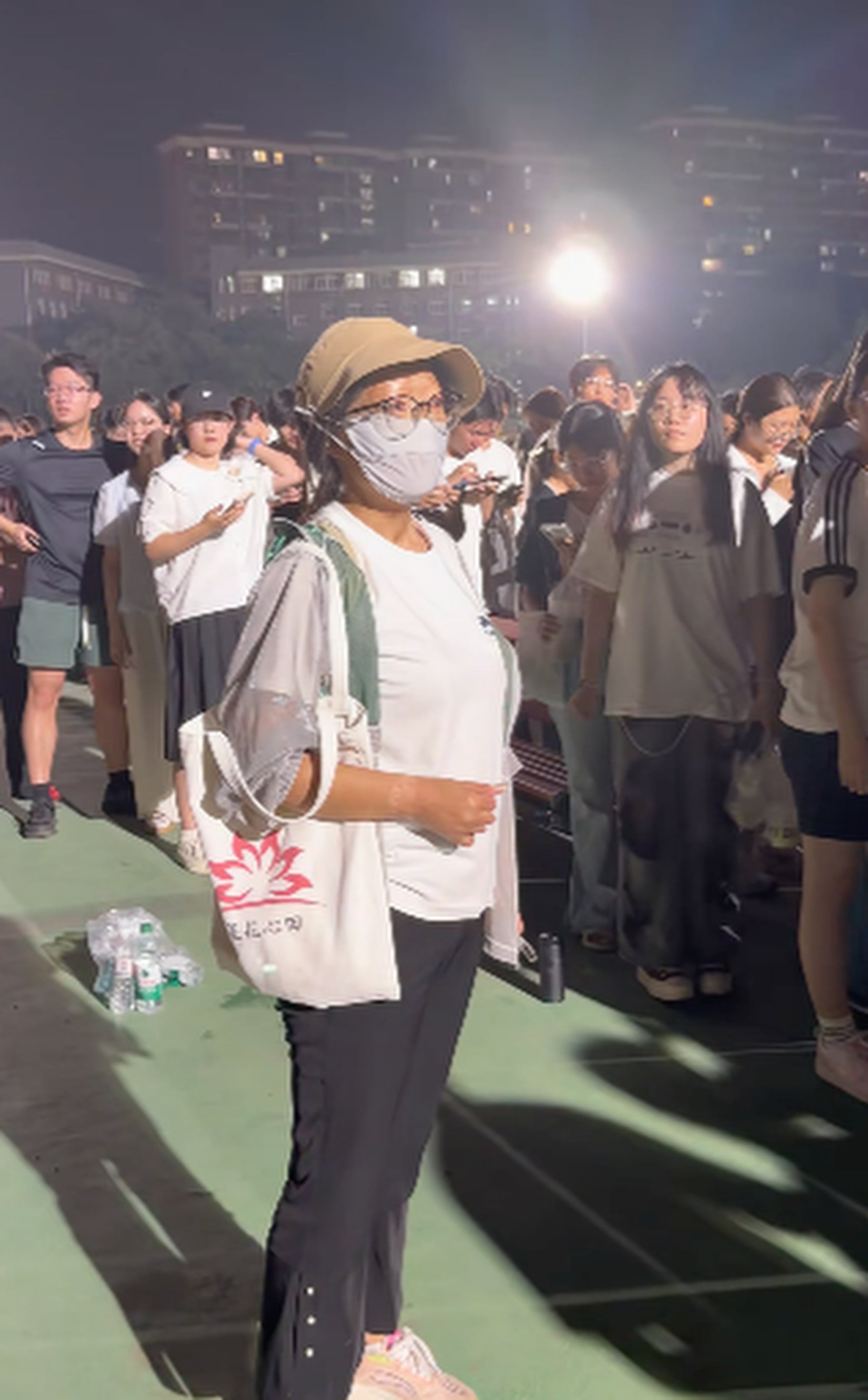 Watching from the sidelines, his mother quietly looked on as a massive crowd lined up to donate bottles and purchase slippers from her son. Photo: Douyin Watching from the sidelines, his mother quietly looked on as a massive crowd lined up to donate bottles and purchase slippers from her son. Photo: Douyin