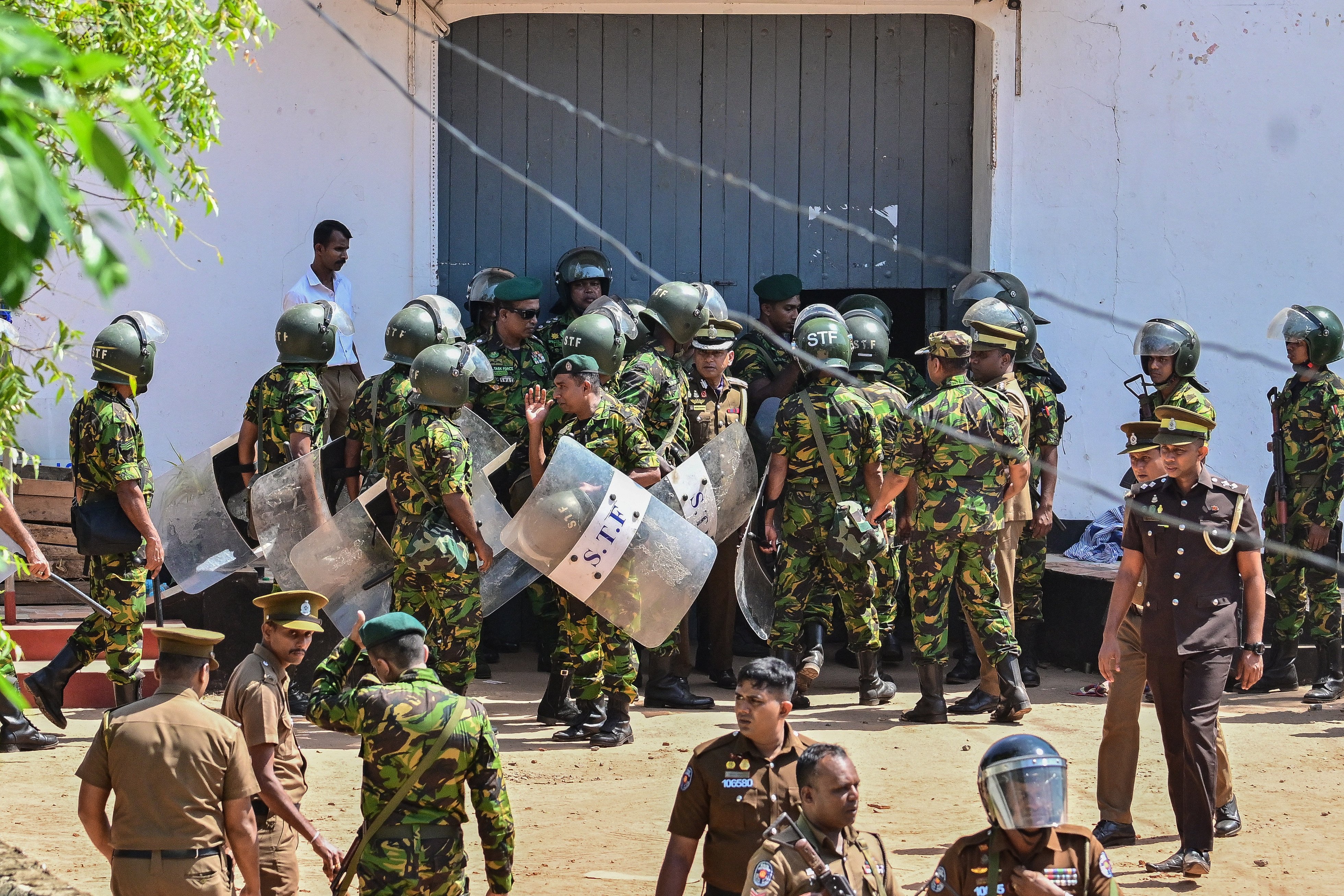 Sri Lanka’s Special Task Force (STF) personnel stand guard outside the Negombo prison near Colombo on July 6, 2026 following overnight clashes between inmates and guards. Clashes in a Sri Lankan jail have killed 23 people, including four guards, and wounded more than 100 in the country’s deadliest prison riot in more than five years, officials said July 6. (Photo by Ishara S. KODIKARA / AFP)
