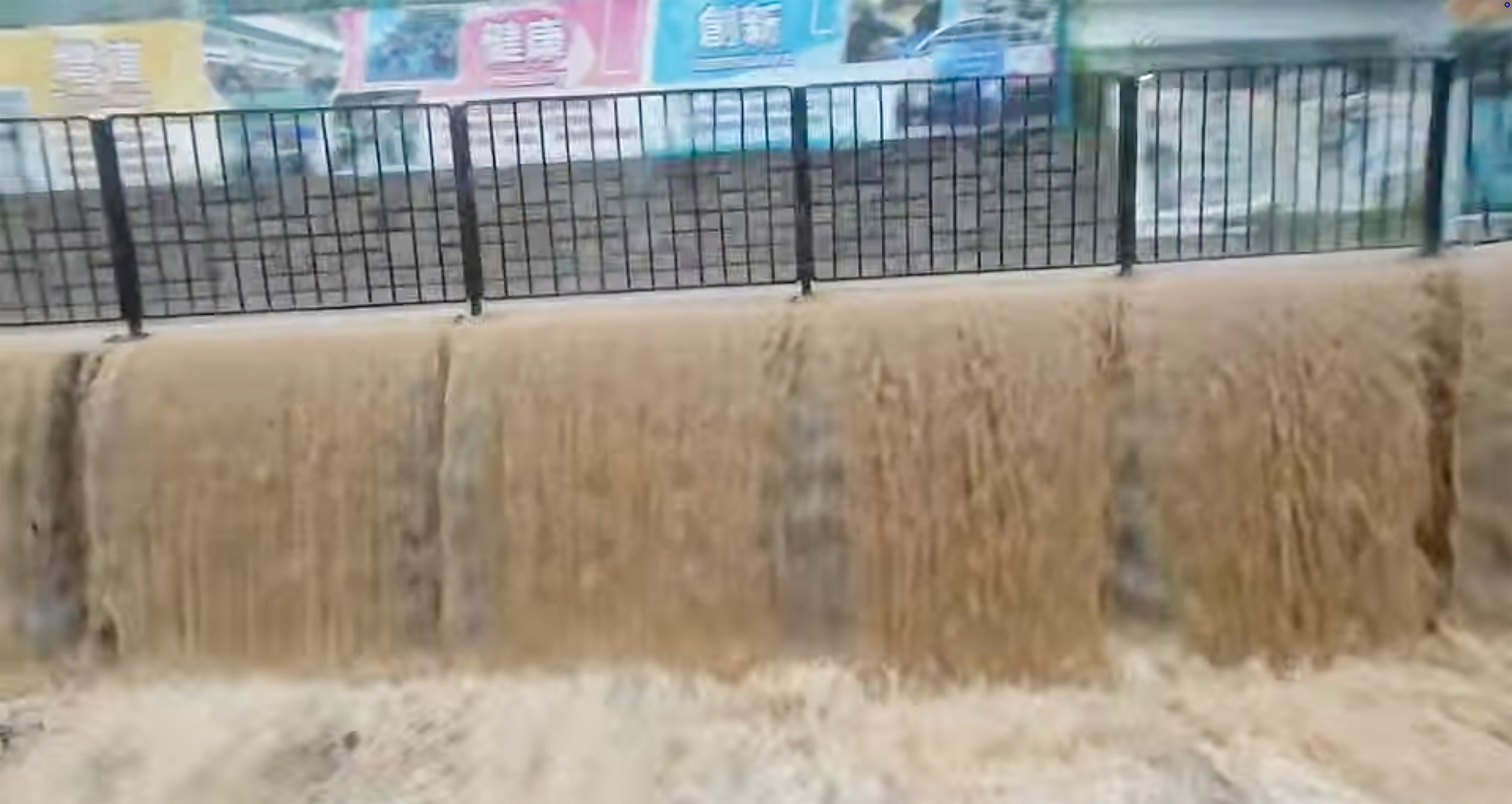 A screenshot of a video on Facebook shows overflowing pavements in Fanling. Photo: Facebook/Josephine Tam