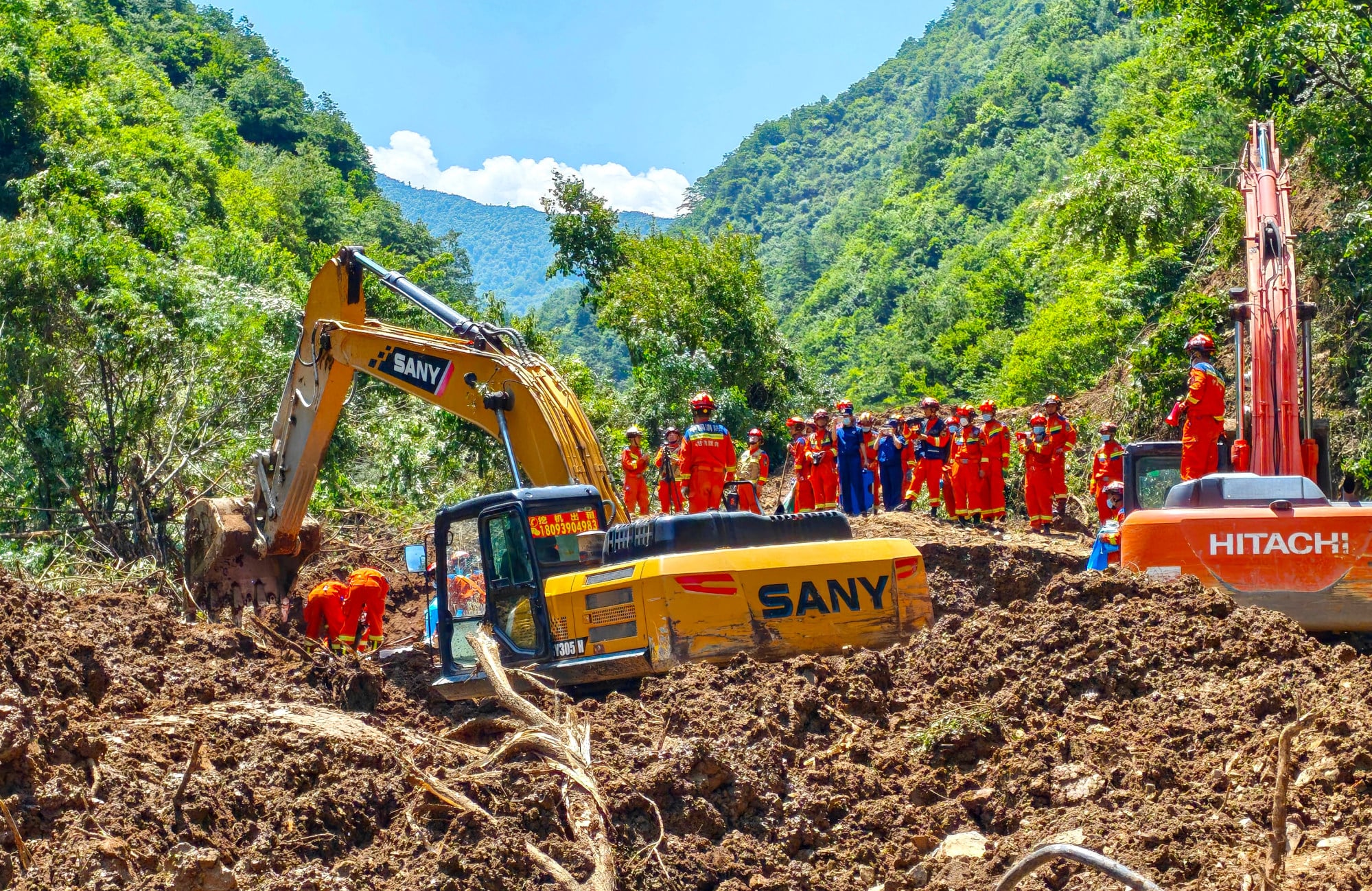 The Gansu Fire and Rescue Mobile Corps carries out rescue operations at the site of a landslide in Gansu province on Tuesday. Photo: Xinhua The Gansu Fire and Rescue Mobile Corps carries out rescue operations at the site of a landslide in Gansu province on Tuesday. Photo: Xinhua