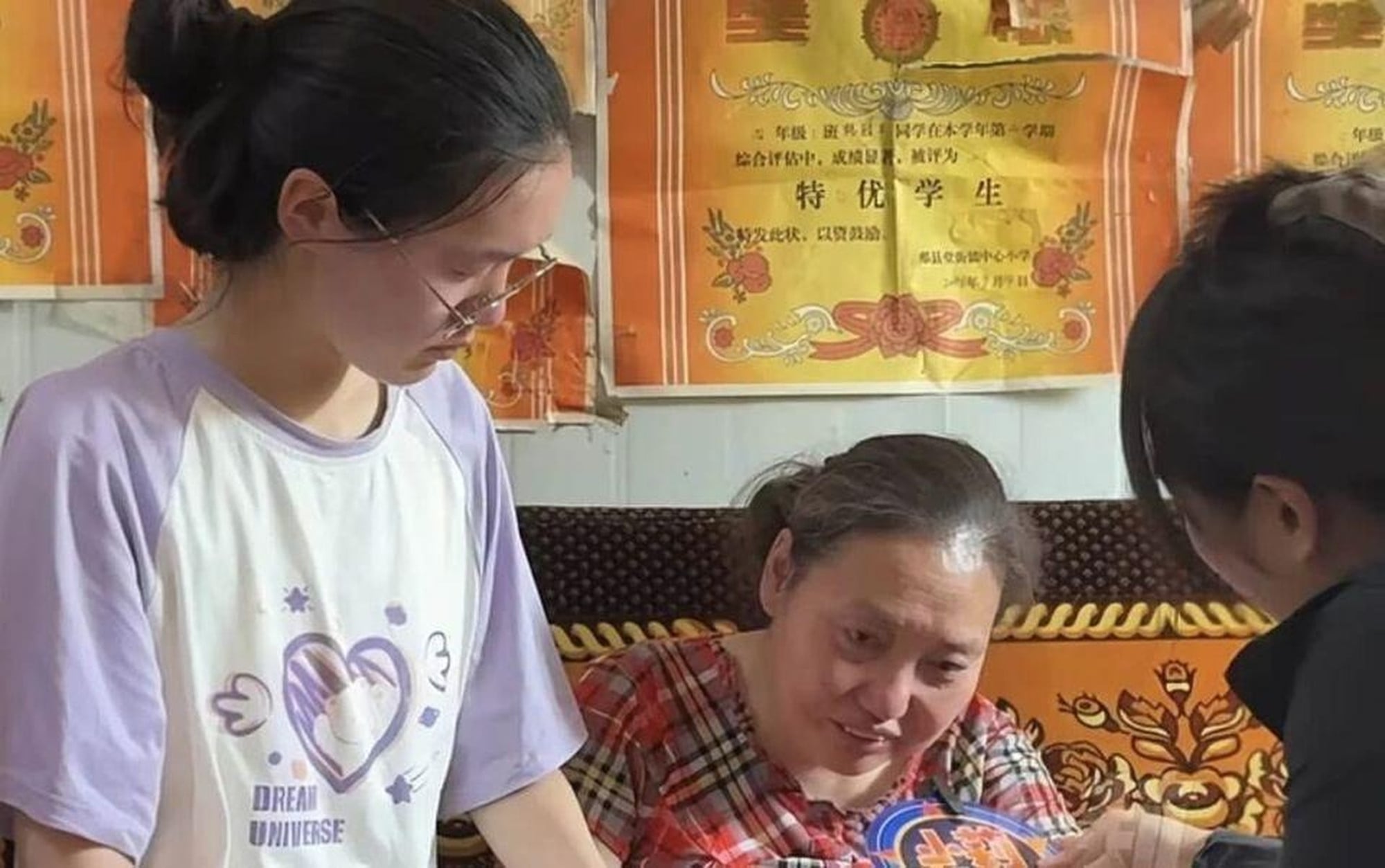 Han’s achievement is especially striking considering her family’s financial struggles; her mother battles inflammatory arthritis affecting her spine, while her father is the family’s sole provider. Photo: Handout Han’s achievement is especially striking considering her family’s financial struggles; her mother battles inflammatory arthritis affecting her spine, while her father is the family’s sole provider. Photo: Handout