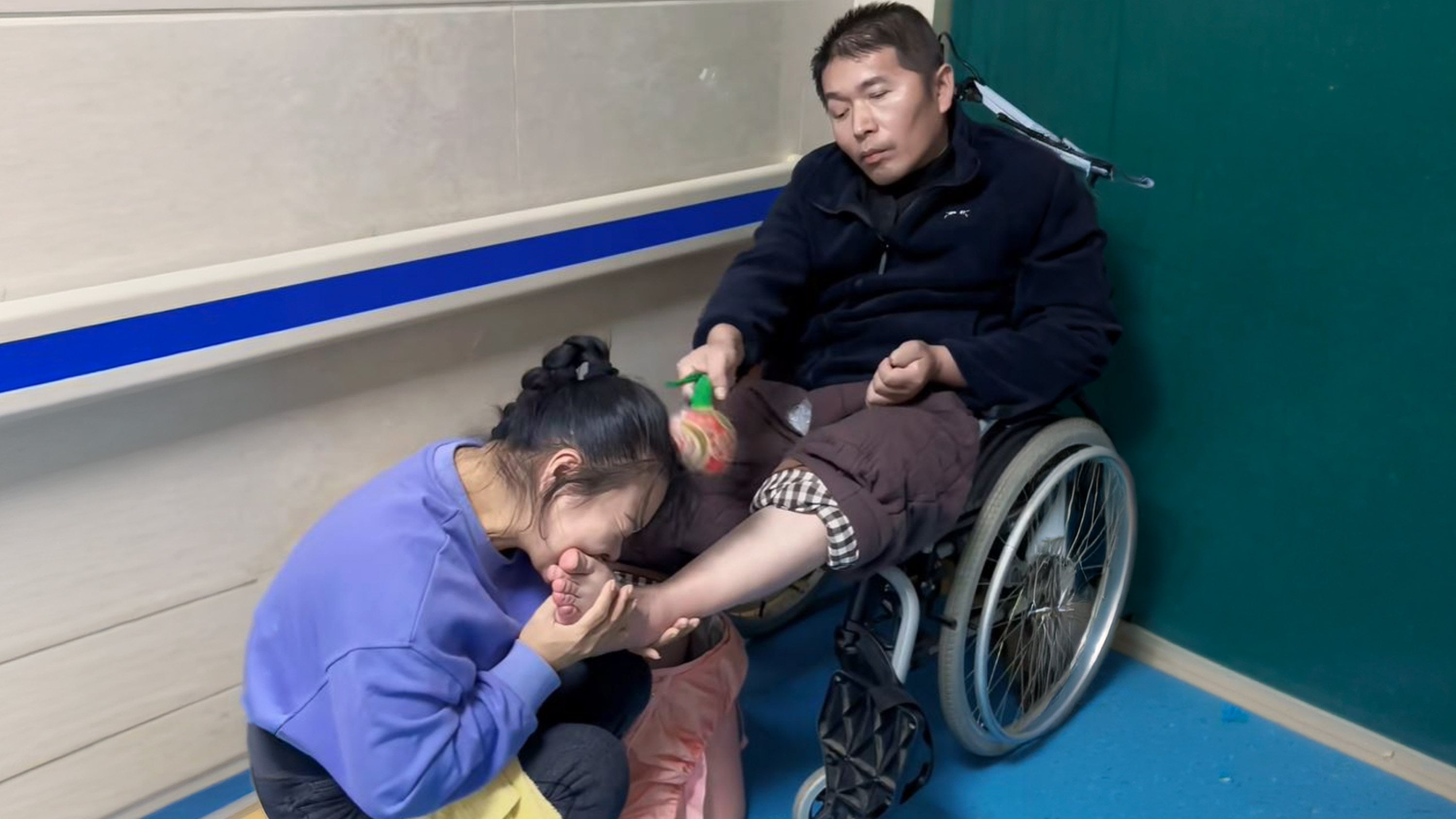 A Henan woman woke her husband from a seven-year vegetative state — caused by a heroic rescue — by biting his toes. Photo: Douyin