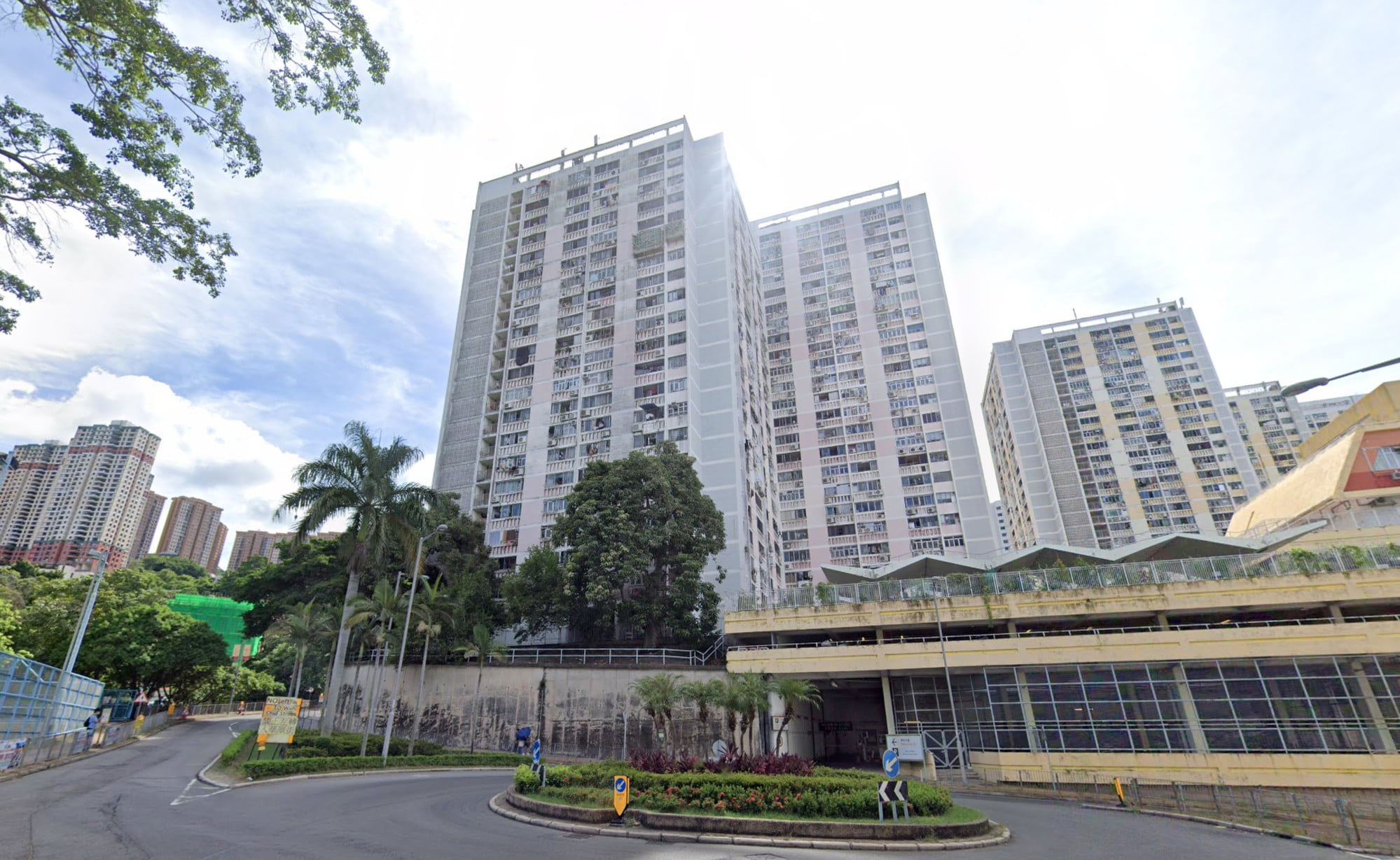 The women alighted at Wah Chui House at Wah Fu (II) Estate in Aberdeen. Photo: Handout The women alighted at Wah Chui House at Wah Fu (II) Estate in Aberdeen. Photo: Handout