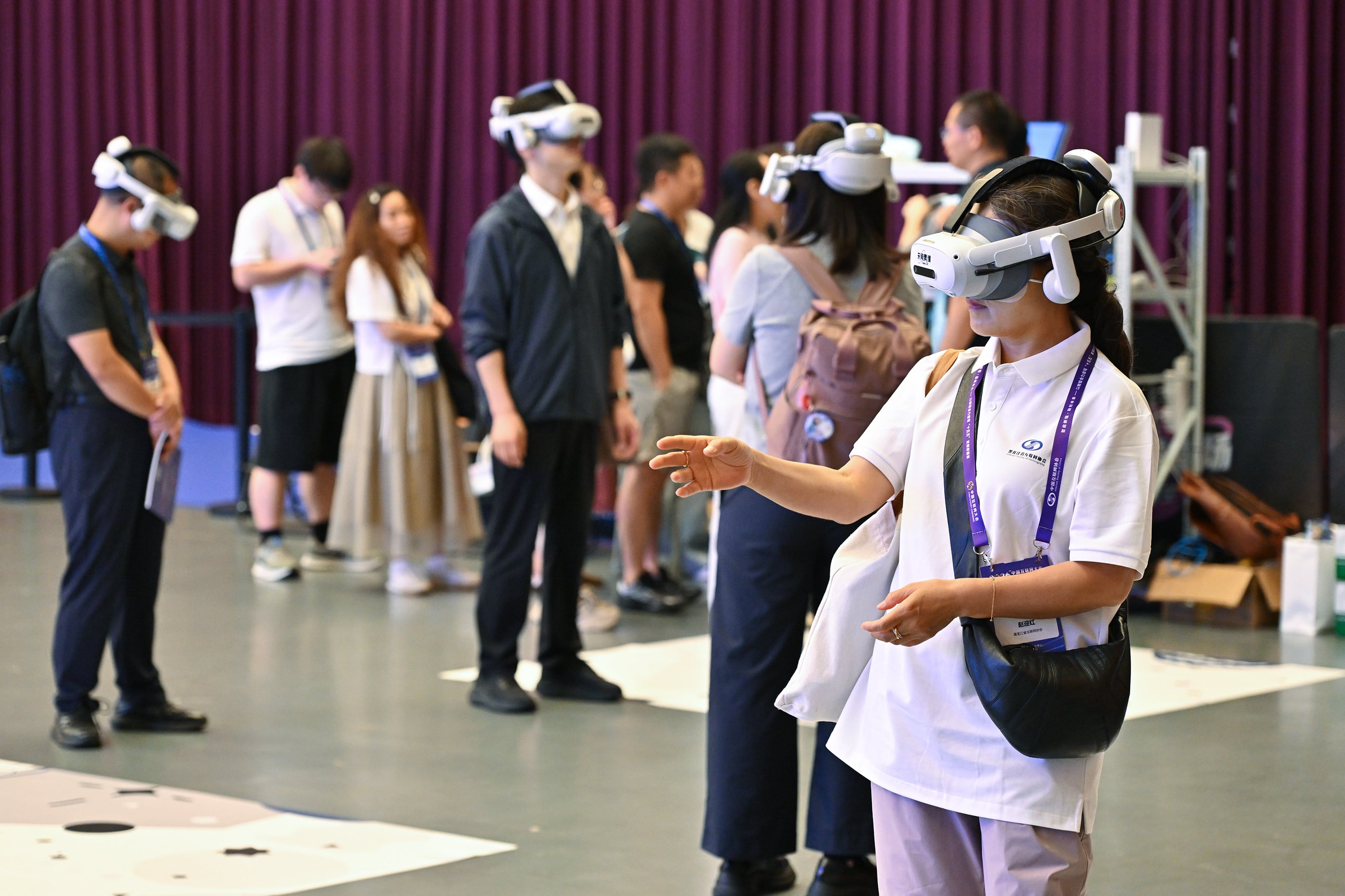 People try out virtual reality products at the  China Internet Conference in Beijing on Wednesday. Photo: Xinhua