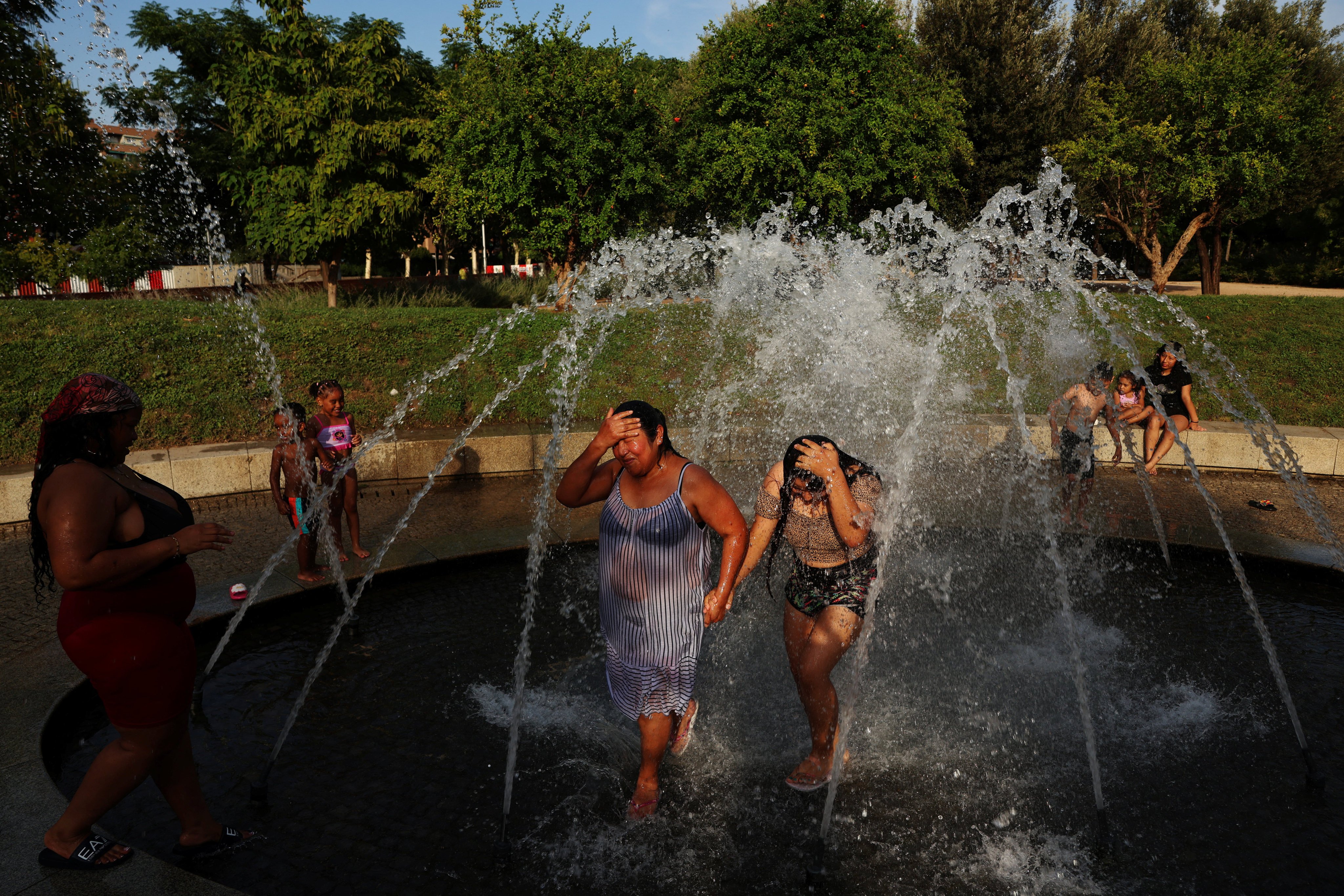 People cool off in a fountain at Madrid Rio park during a heatwave in Madrid, Spain, on July 8. Photo: Reuters