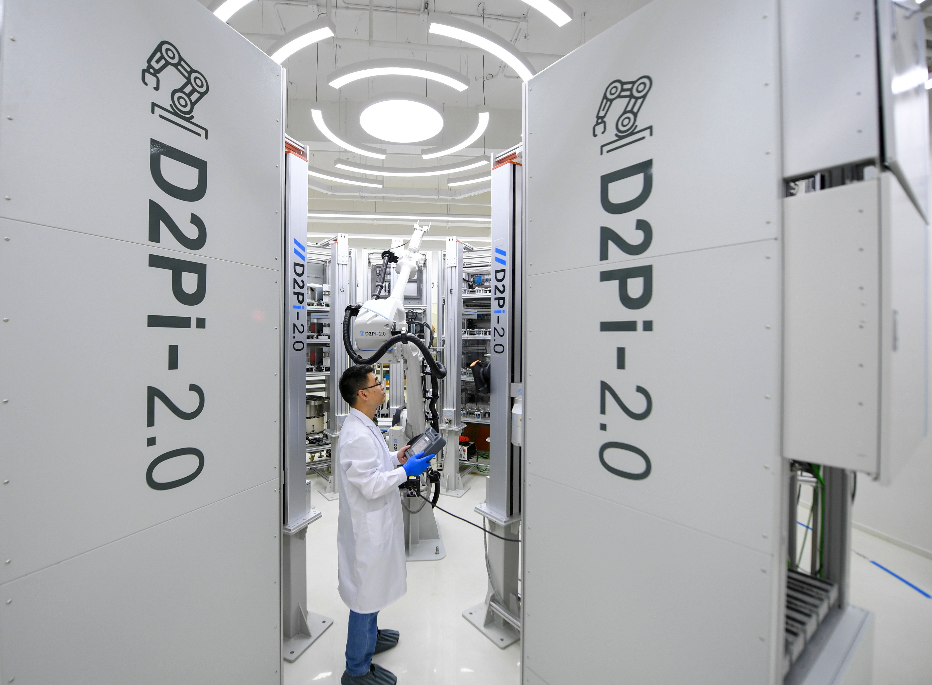 A staff member works at a joint laboratory for AI-powered protein manufacturing under the National Facility for Protein Science in Shanghai on July 7. Photo: Xinhua