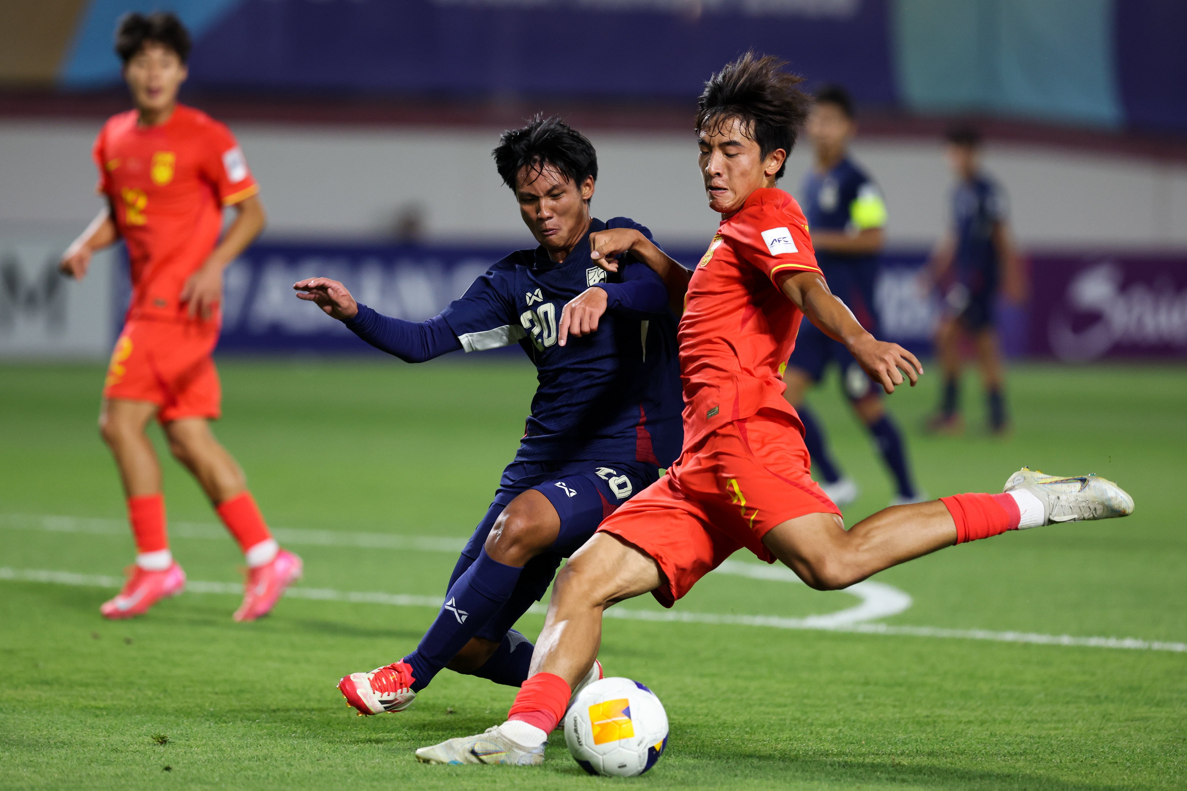 Wei Xiangxin (right) takes a shot against Thailand in an U-17 Asian Cup match in Saudi Arabia last year. Photo: Getty Images
