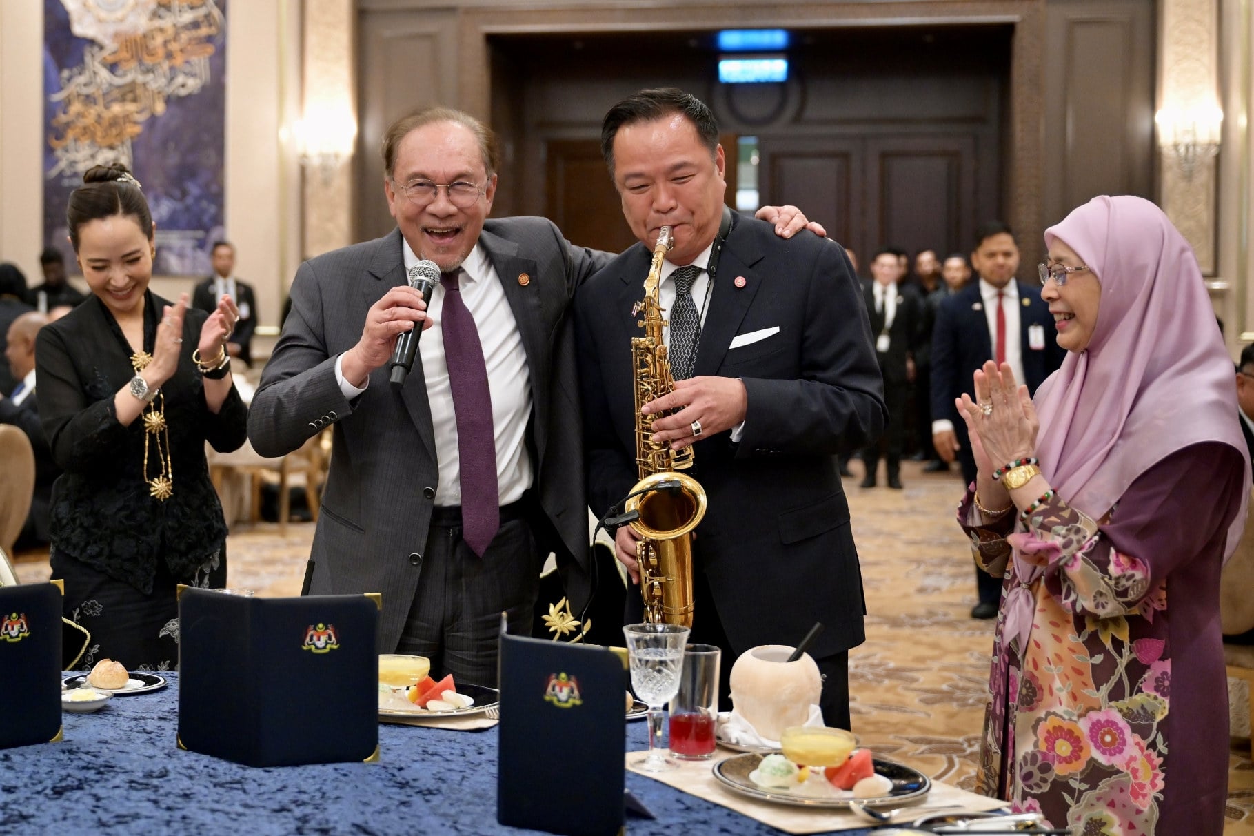 Malaysian Prime Minister Anwar Ibrahim (second from left) sings while his Thai counterpart Anutin Charnvirakul plays saxophone at the Federal Government office in Putrajaya on Thursday. Photo: The Thai government spokesman office via AP
