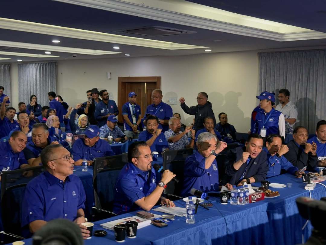 Barisan Nasional leaders cheer at the coalition’s command centre in Johor Bahru as unofficial results show BN leading in the state election in Malaysia on Saturday. Photo: Iman Muttaqin Yusof