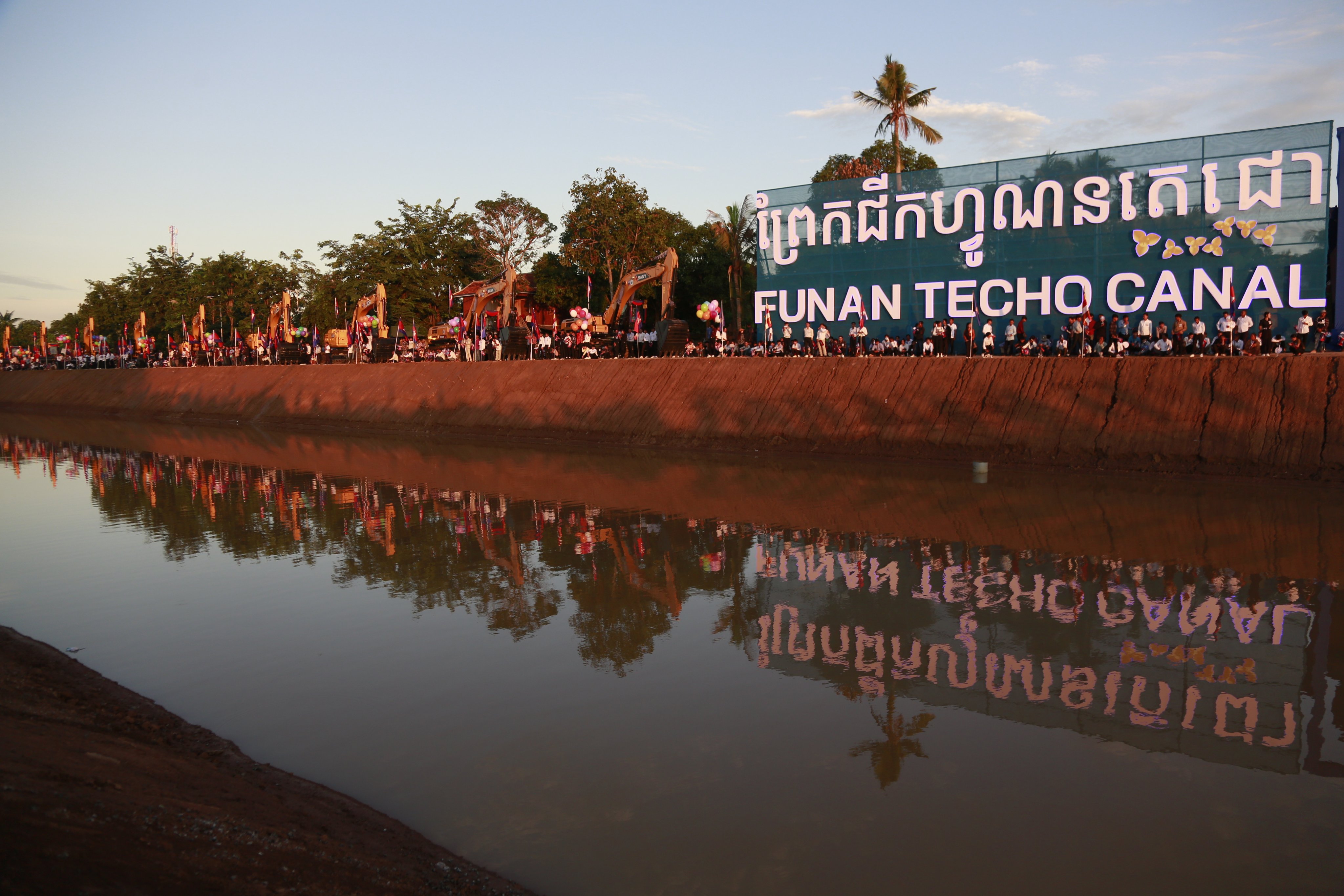 People arrive at the construction site of the Funan Techo canal along the Prek Takeo channel in Kandal province, Cambodia, on August 5, 2024. Photo: EPA-EFE
