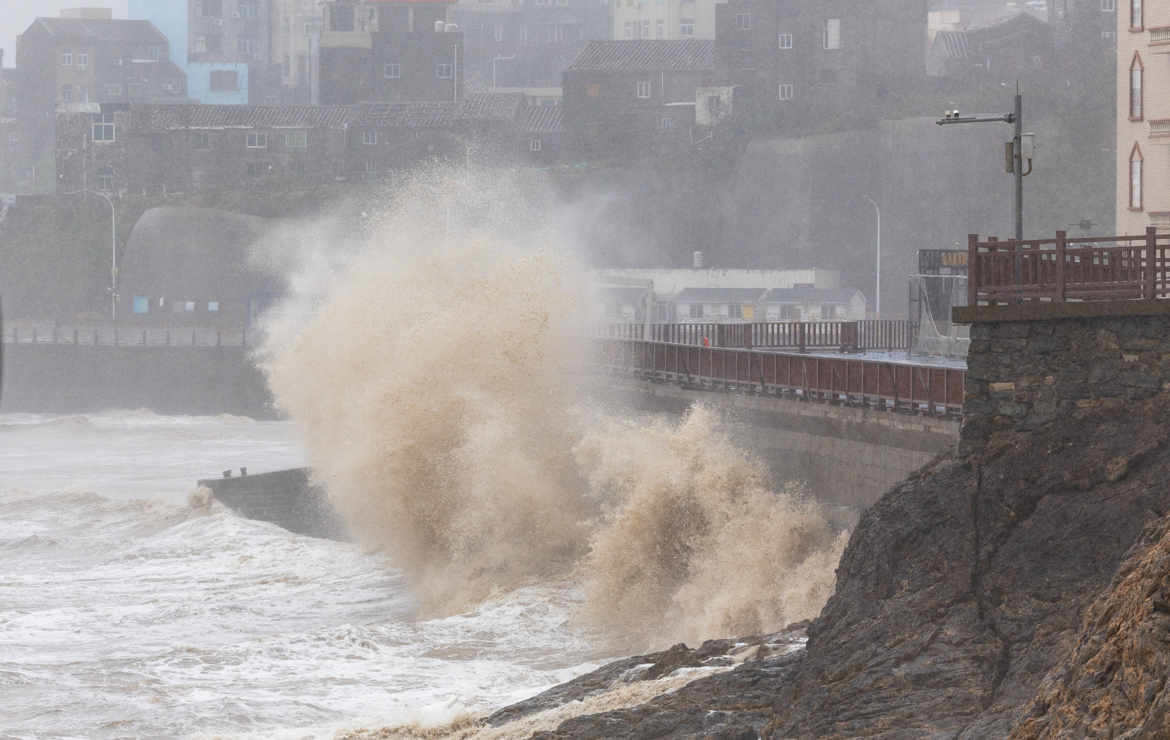 On July 11, 2026, in Shitang Town, Wenling, Zhejiang Province, strong winds and huge waves swept the coast due to the outer cloud system of Typhoon Bavi. Photo: CFP

2026年7月11日，浙江温岭石塘镇，受台风“巴威“外围云系影响，近海狂风大作，巨浪席卷海岸。