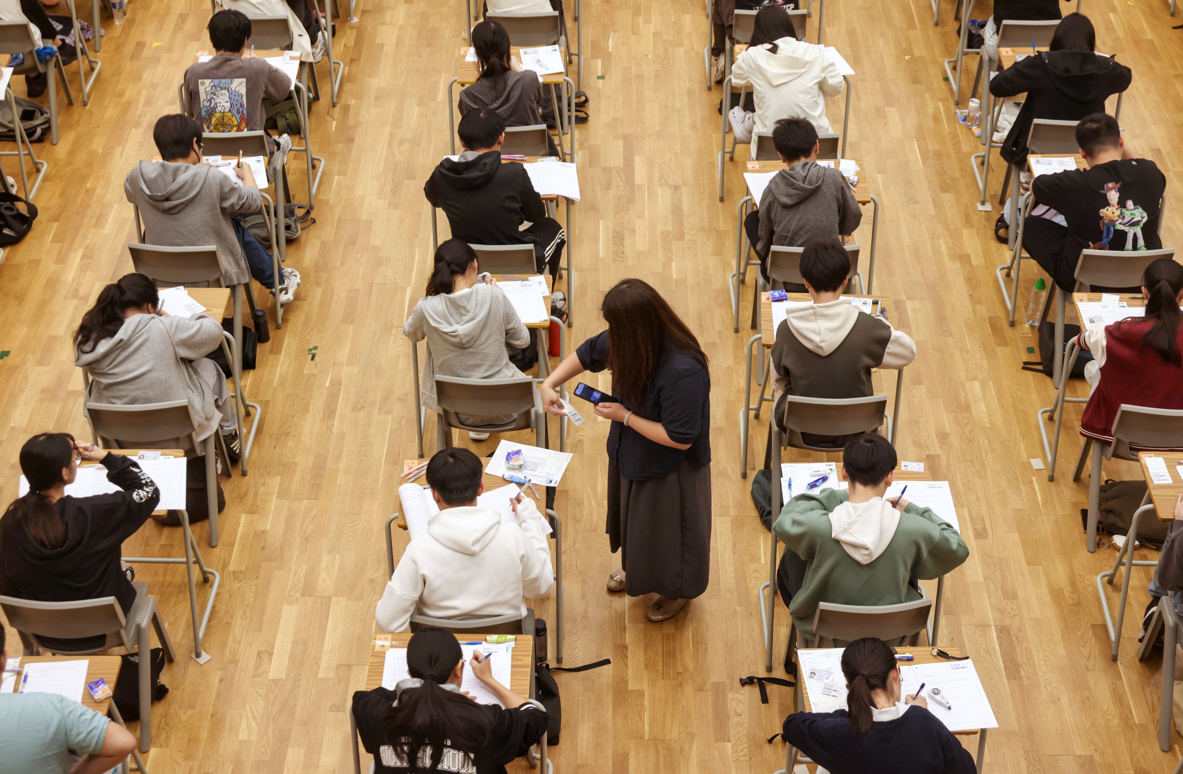 Among the 2,912 candidates in Hong Kong, 1,012 students scored between 40 and 45 points, meaning high-achievers accounted for 35 per cent of the local cohort. Photo: Pool