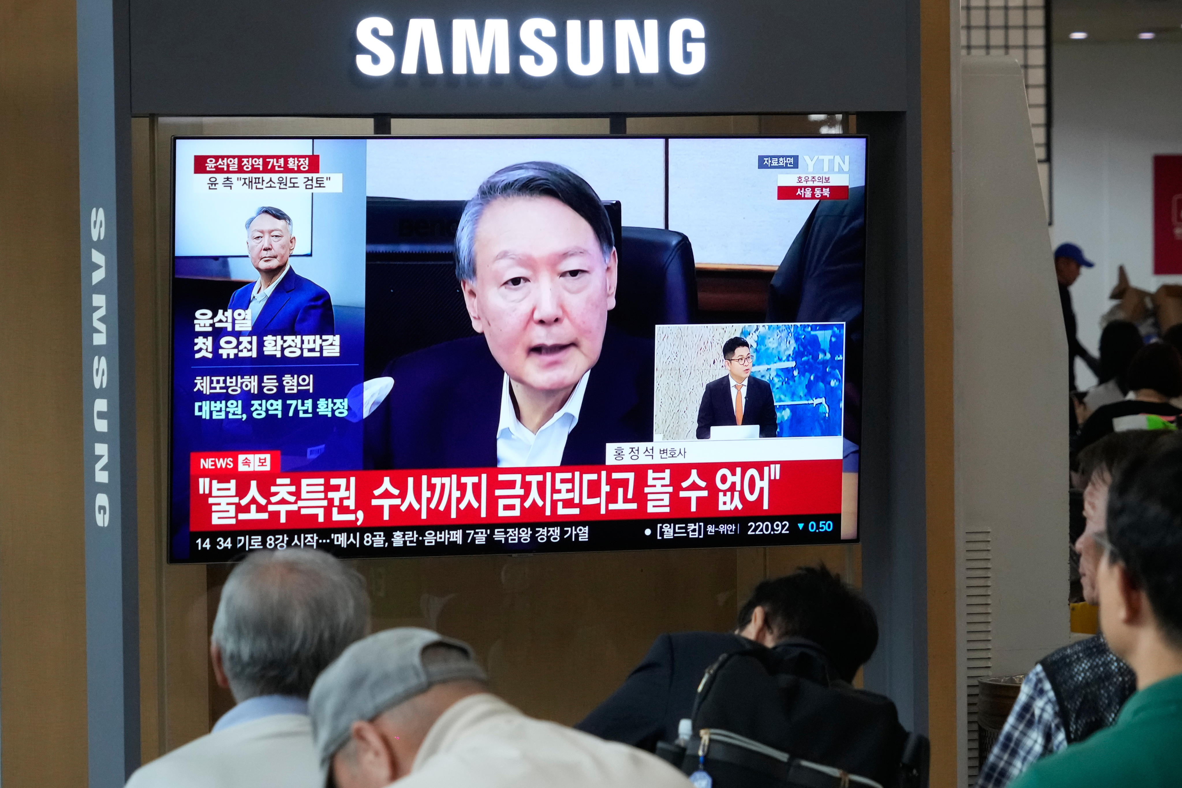 A TV screen at the Seoul Railway Station shows former South Korea president Yoon Suk-yeol on Thursday, Photo: AP