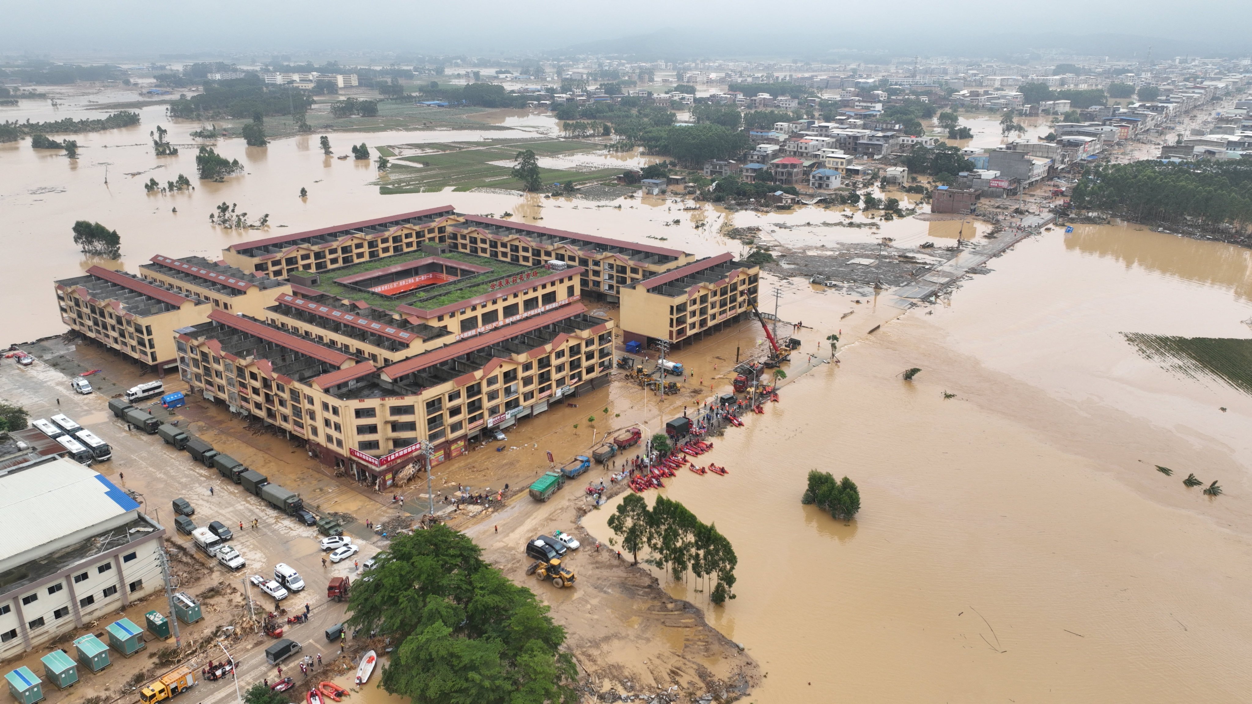Rescue workers conduct relief operations in flood-affected Maling after the Liulan Reservoir dam breach on July 6, following heavy rainfall from typhoon Maysak, in Hengzhou, Guangxi Zhuang autonomous region. Photo: China Daily via Reuters