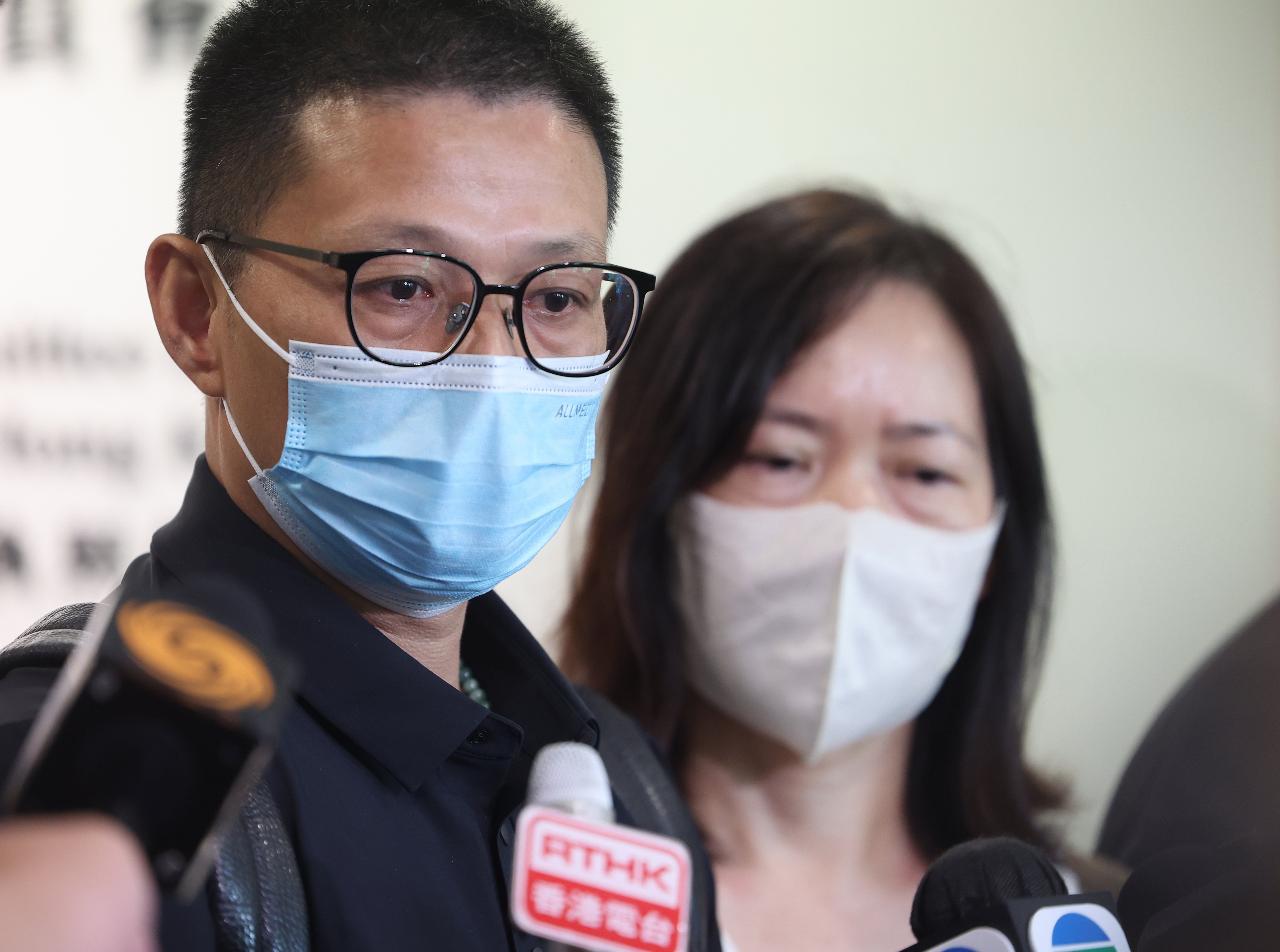 Li Zhijian (left) and Peng Hongying meet the media on July 5, after the Medical Council found paediatrician Sit Sou-chi guilty of professional misconduct in a case involving their child Yuanjian. Photo: Edmond So