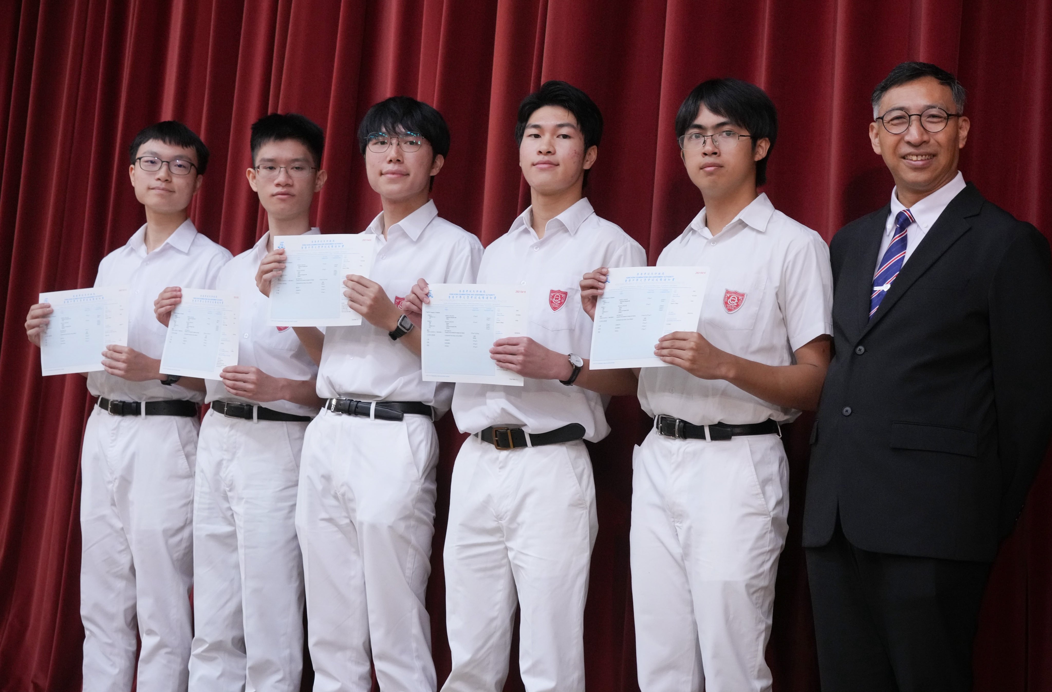 Queen’s college students get their DSE results. Photo: May Tse