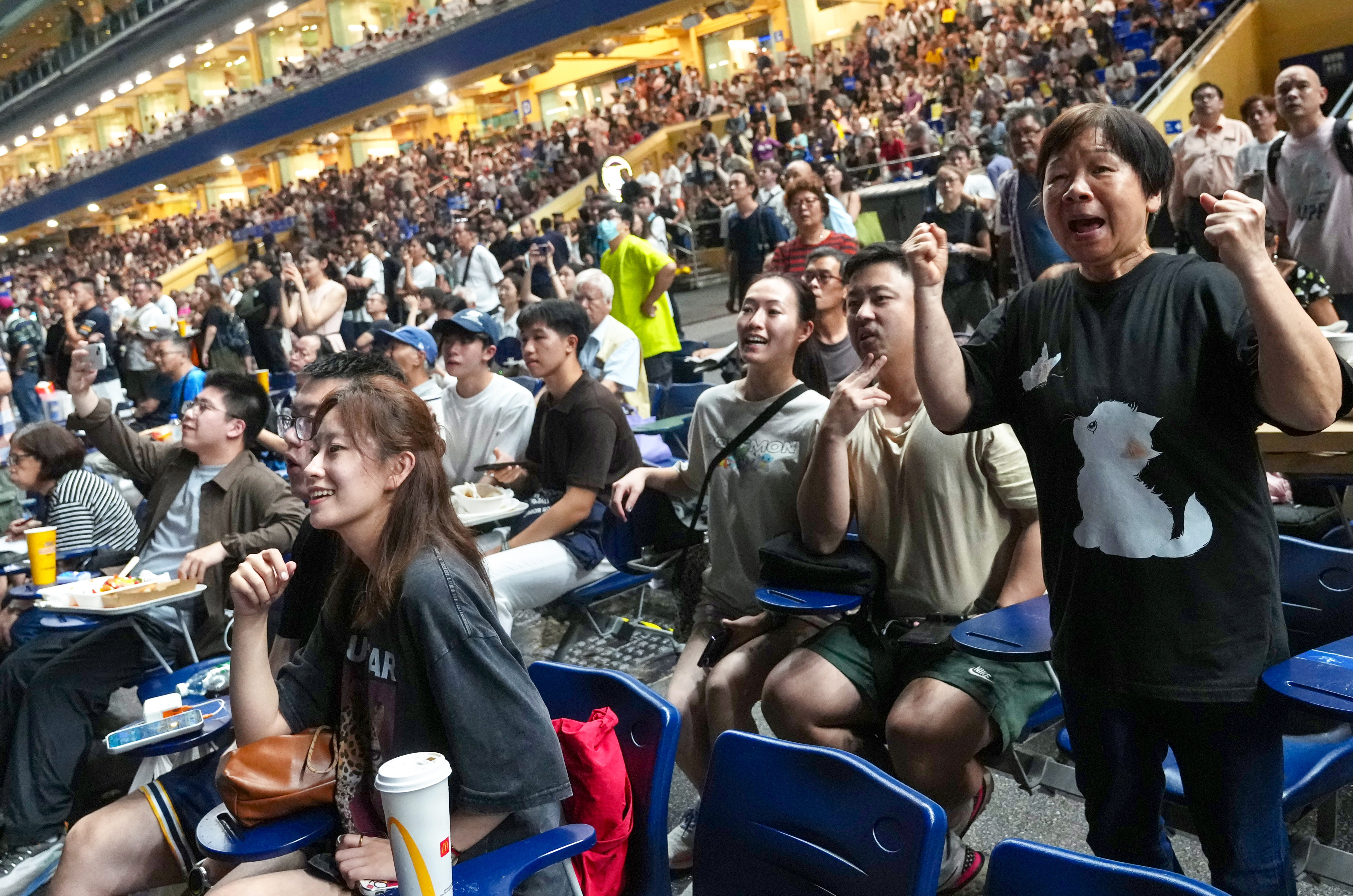 A large crowd of horse-racing enthusiasts enjoyed the final day of the season at Happy Valley Racecourse on Wednesday. Photo: Karma Lo