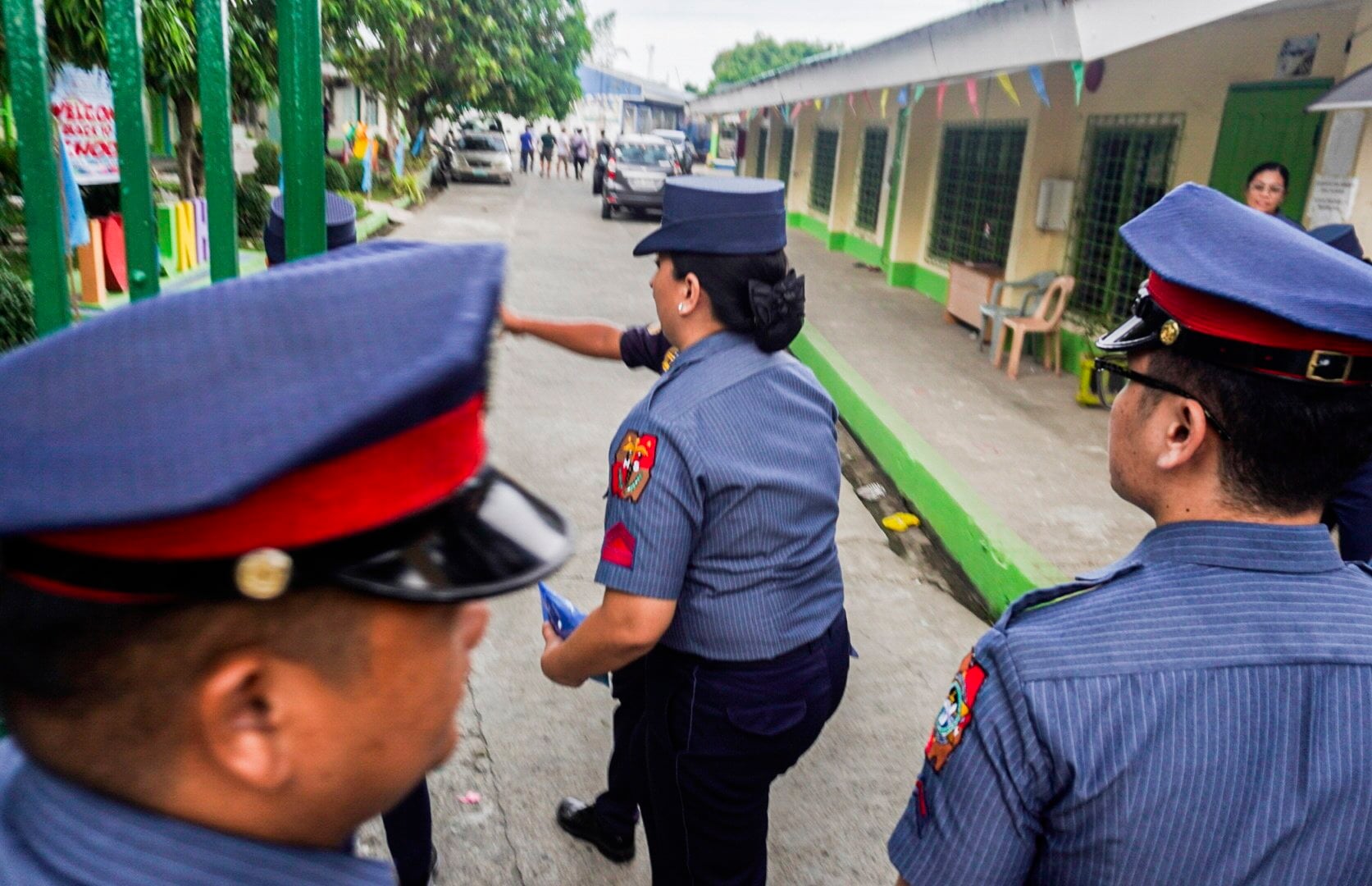 Philippine police officers enter San Jose National High School in Tacloban City after a shooting on June 22. Photo: EPA