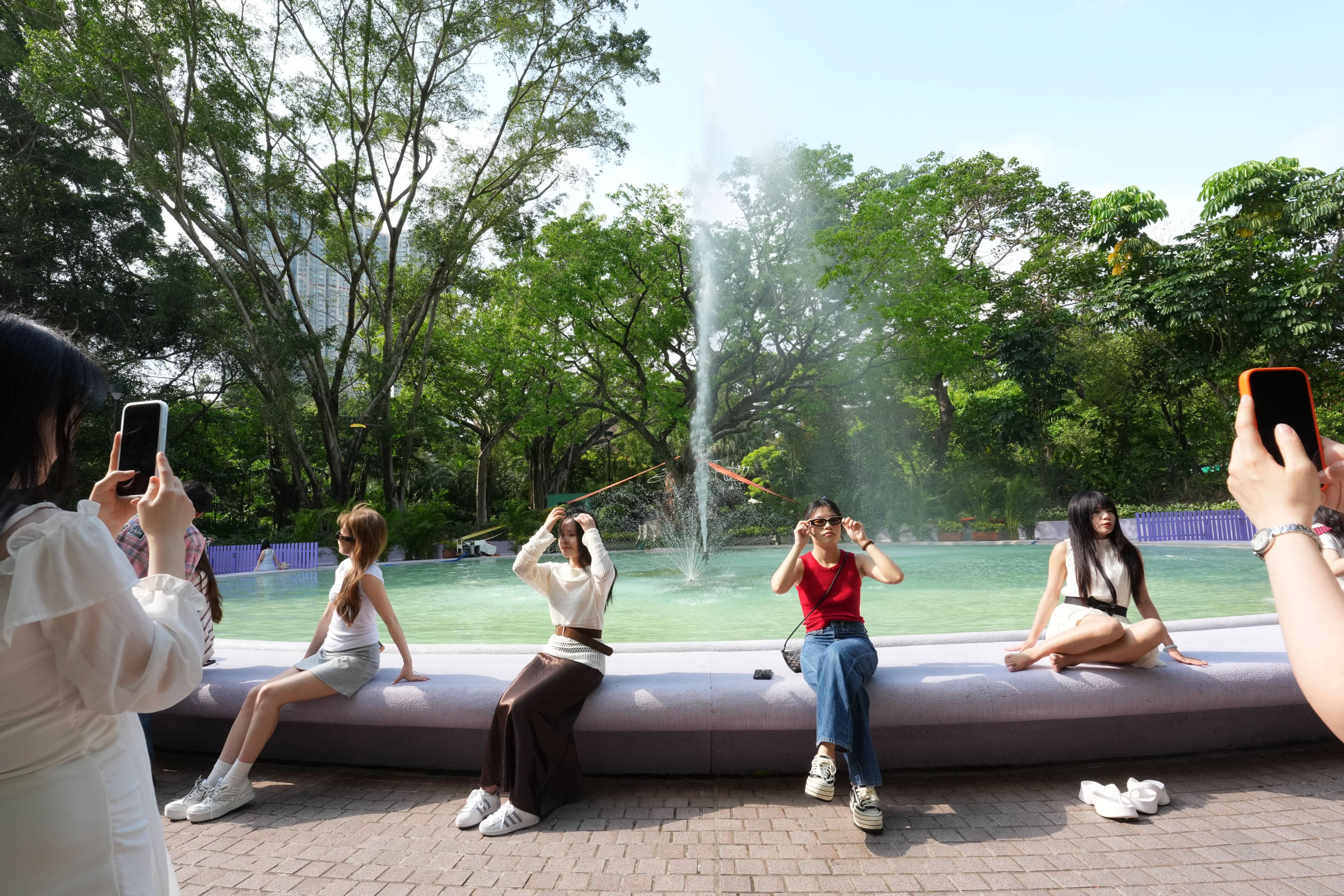 Mainland tourists pose for photos at Kowloon Park on on May 1, the first day of China’s five-day ‘golden week’ Labour Day holiday. Photo: Jelly Tse