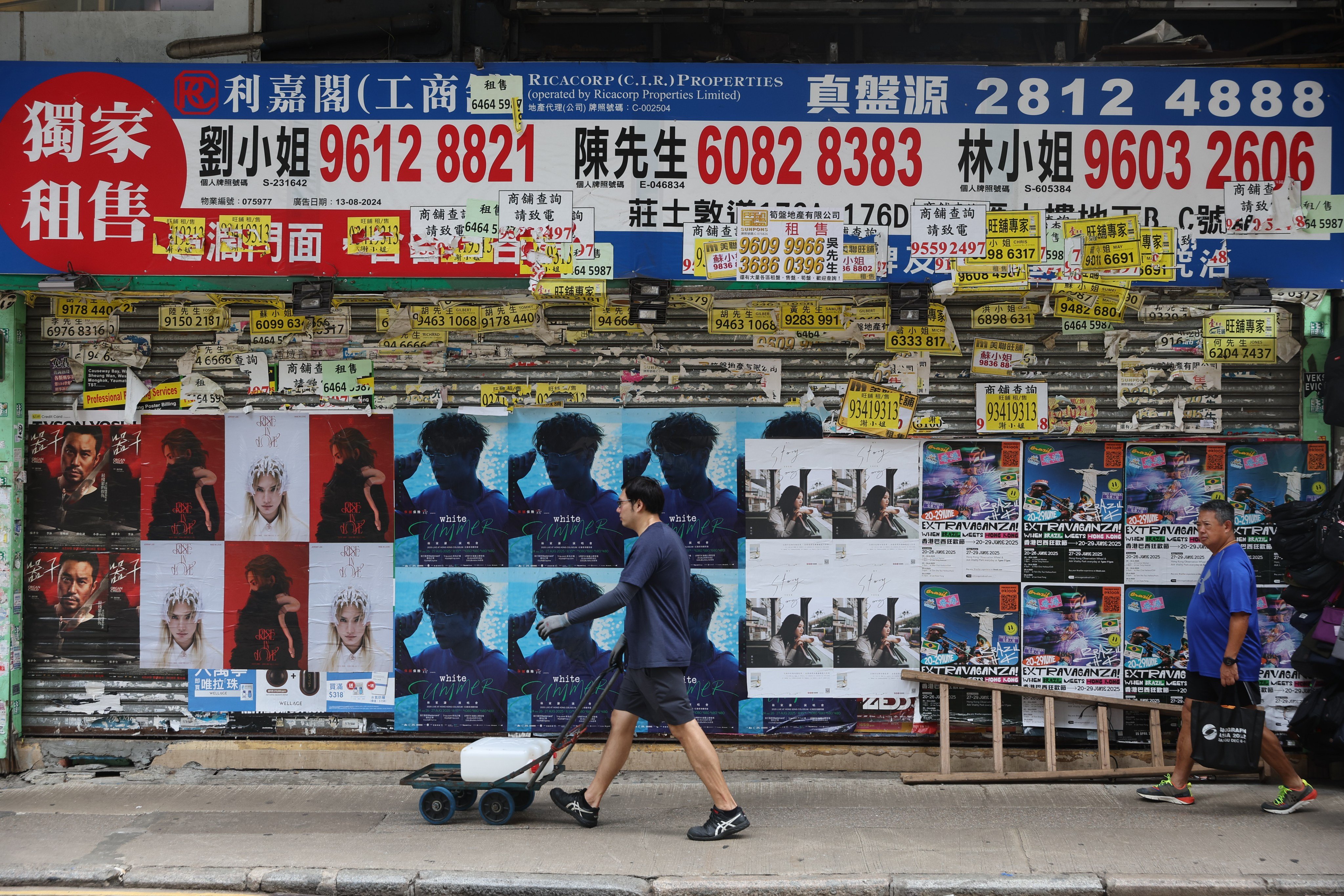 A Mong Kok shop operator says few tourists are willing to spend money, and many shops have closed down. Photo: Edmond So