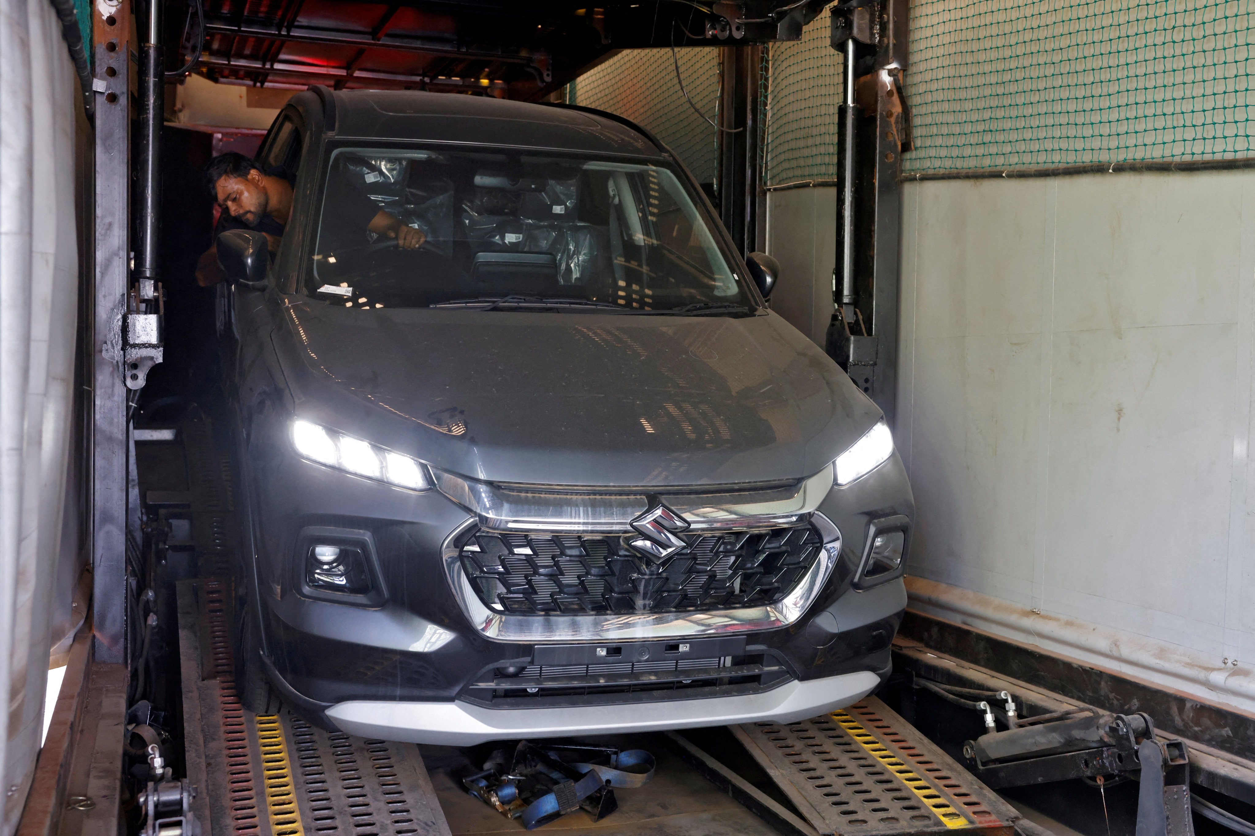 A worker unloads a Grand Vitara car from a container at a Maruti Suzuki stockyard on the outskirts of Ahmedabad, India, on October 9, 2024. Photo: Reuters