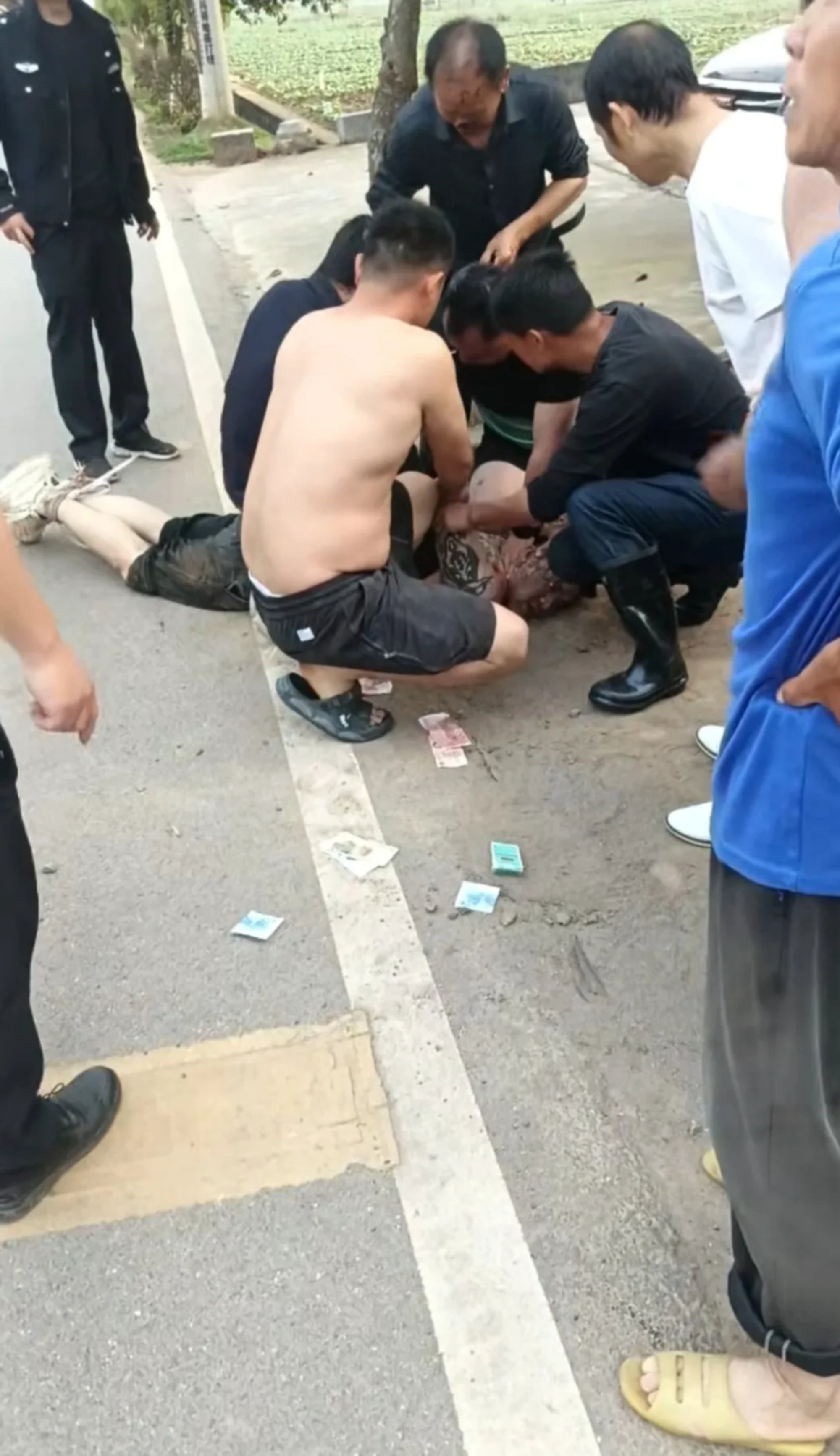Zeng witnessed a woman under brutal attack and rushed in to save her, leading a group of courageous villagers who helped subduing the attacker. Photo: CCTV Zeng witnessed a woman under brutal attack and rushed in to save her, leading a group of courageous villagers who helped subduing the attacker. Photo: CCTV