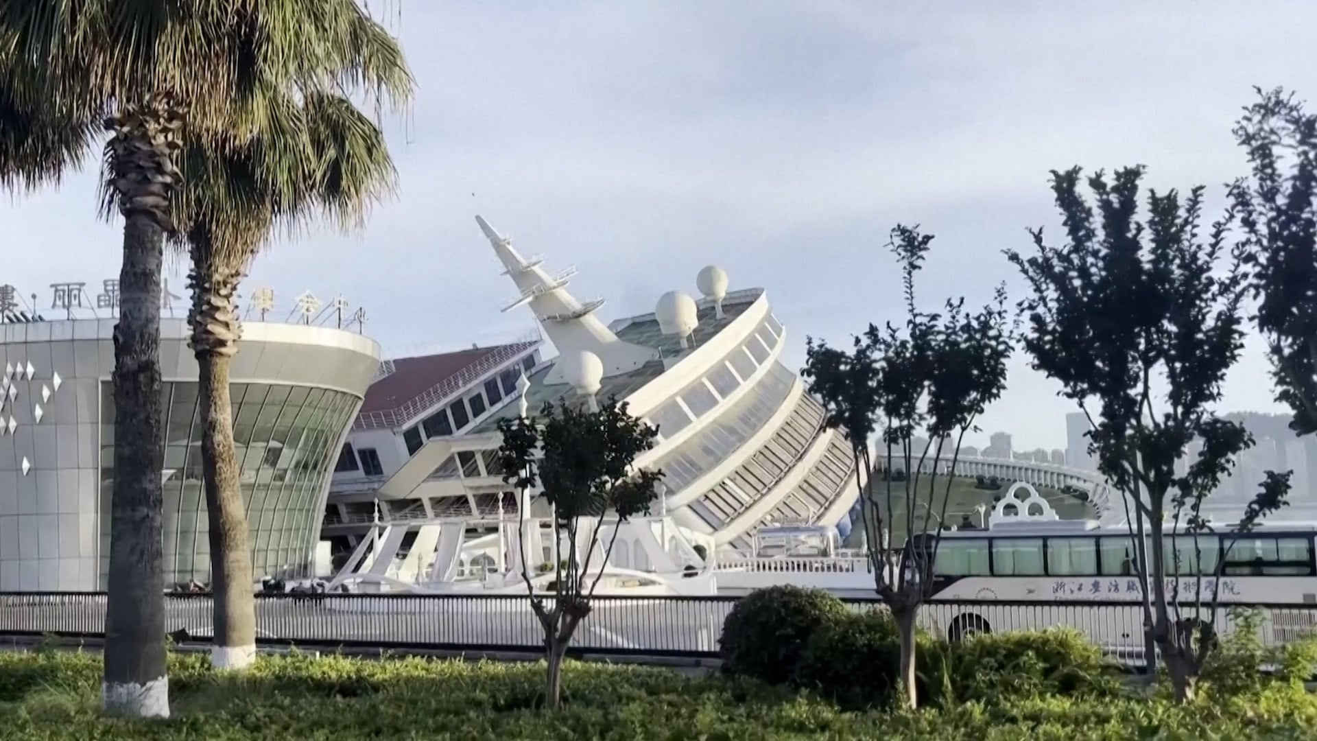 Cruise vessel tilted