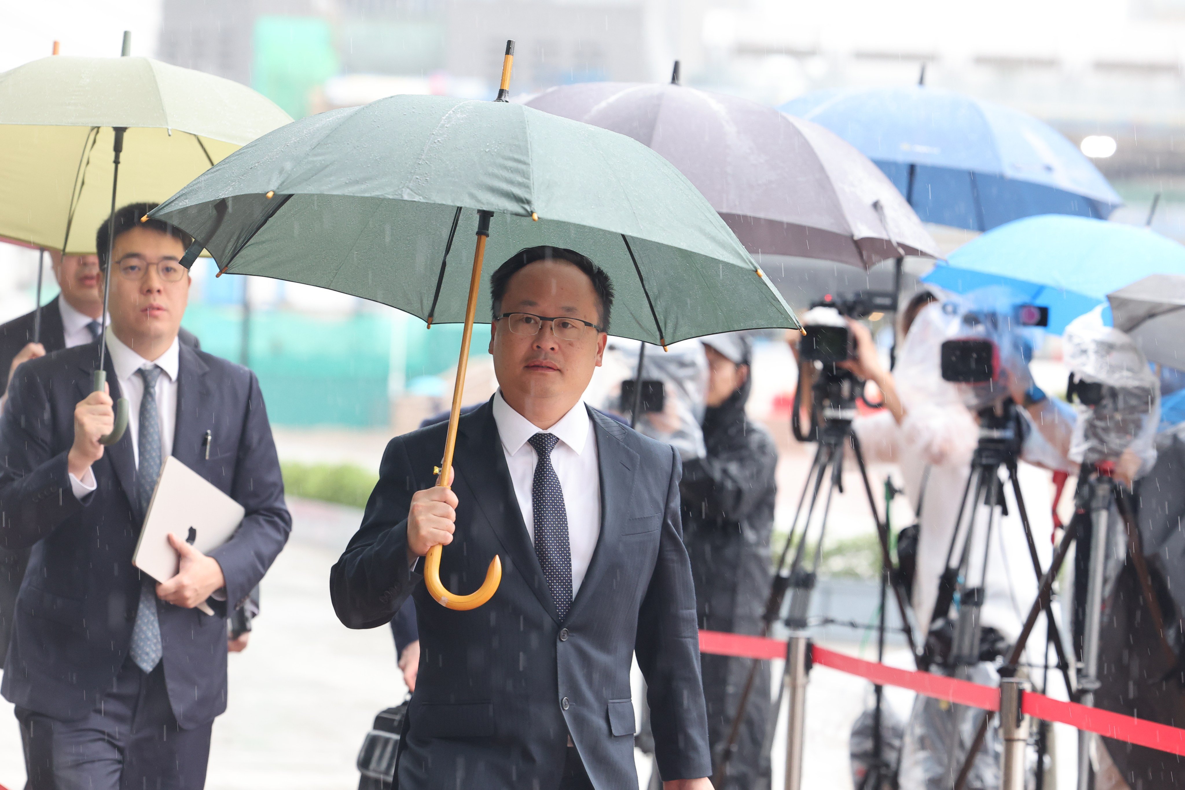 Government counsel Jenkin Suen (centre) arrives for Thursday’s session of the inquiry. Photo: Edmond So