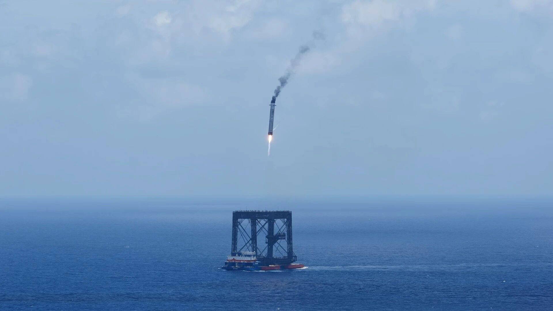 The returning first stage of the Long March-10B carrier rocket was successfully captured on a seaborne recovery platform. Photo: Xinhua
