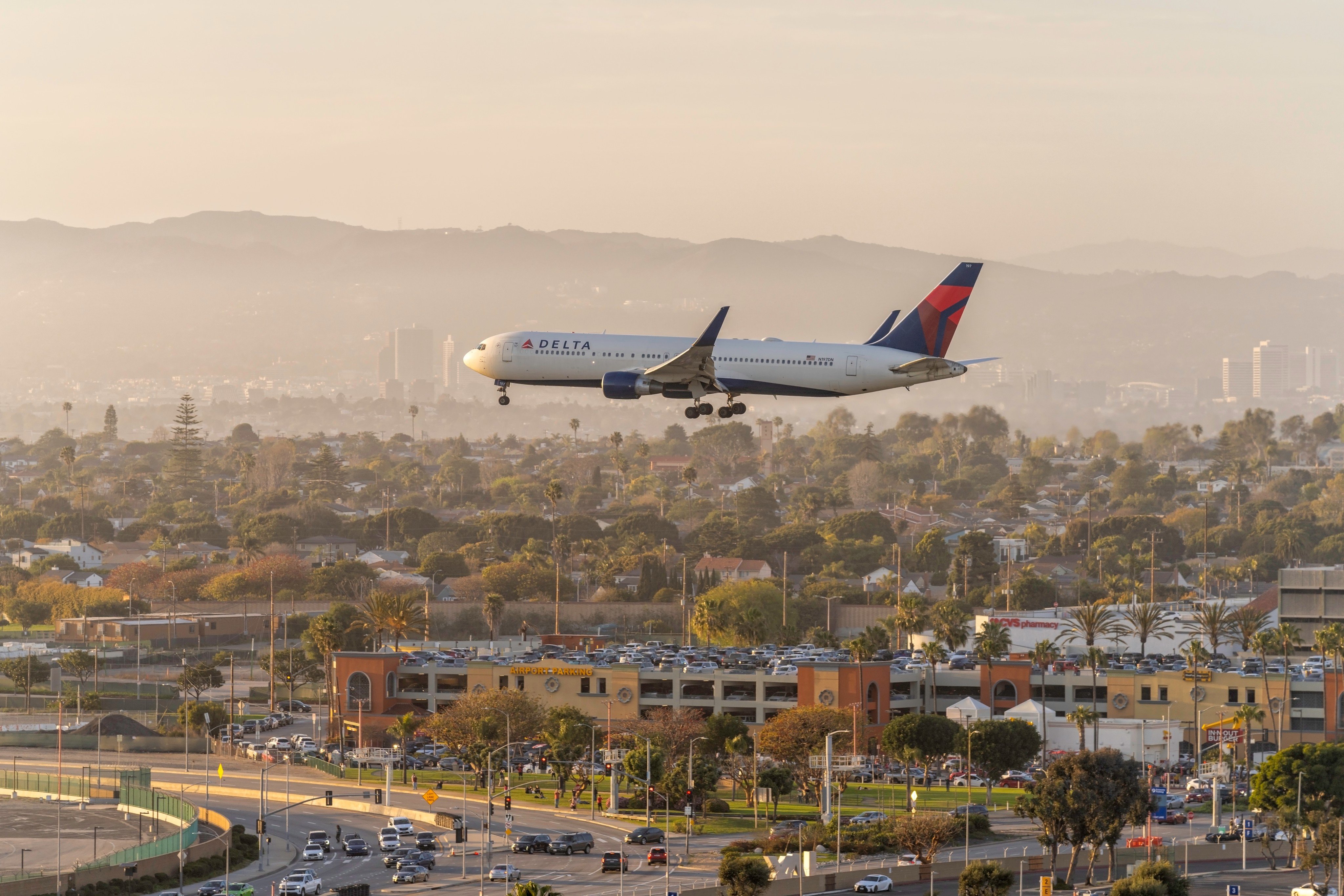 Flying disrupts our routines, causing bloating and fatigue from salty meals, cabin air and stress, which can affect digestion and energy levels. Photo: Shutterstock