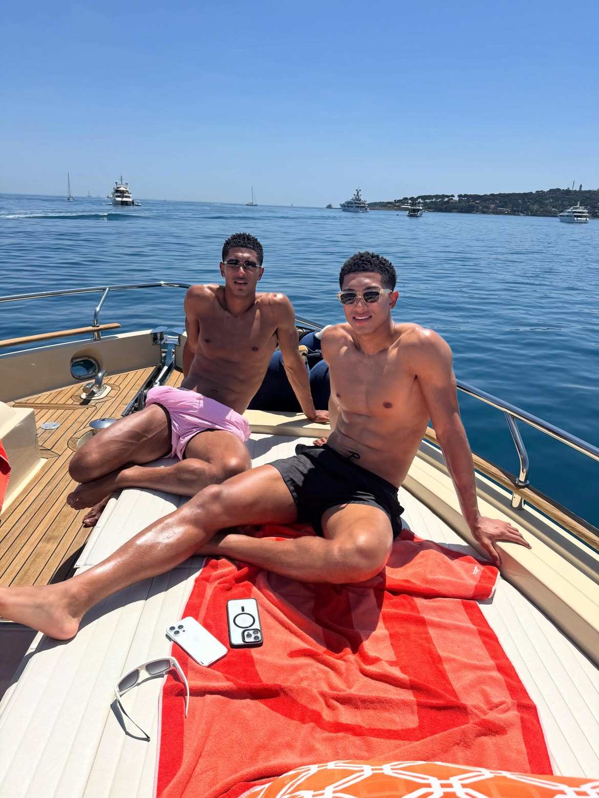 Jobe Bellingham (right), the younger brother of English football superstar Jude Bellingham, is carving his own path to fame.
Photo: @jobebellingham/Instagram