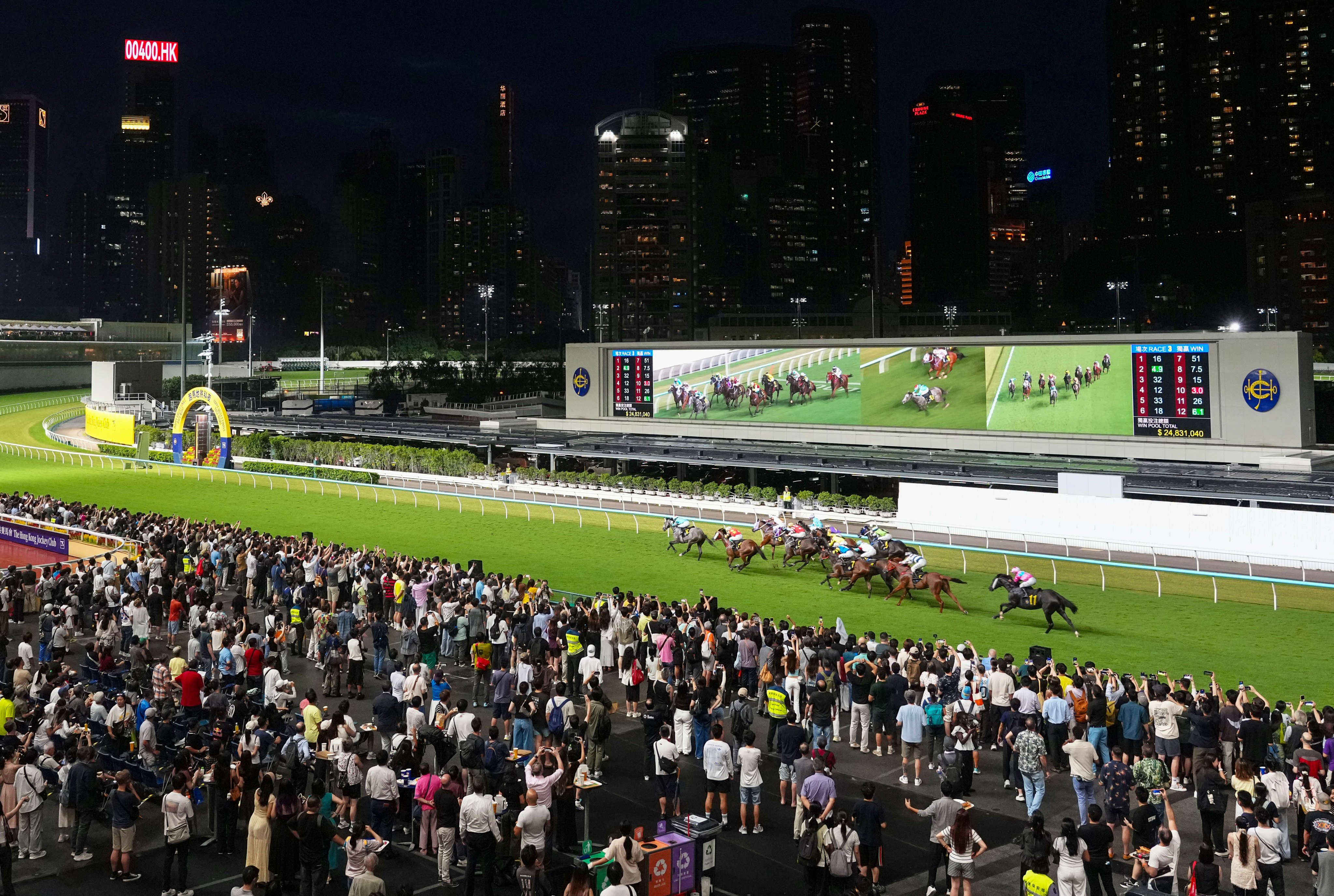 Horse racing enthusiasts turn out in force for the season finale at Happy Valley on July 15. Photo: Karma Lo