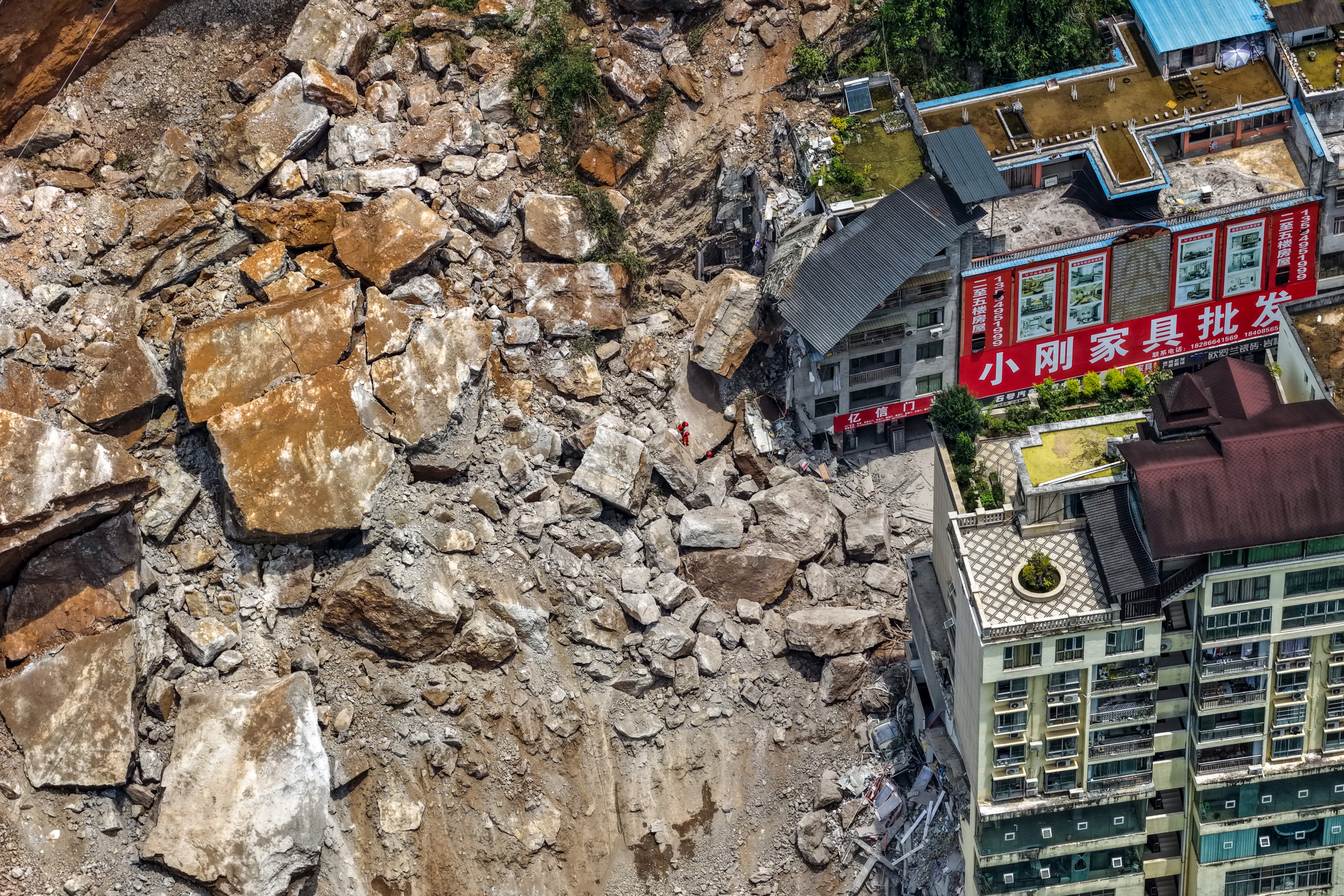 Hundreds of rescuers are racing against time to rescue Chongqing residents in southwestern China who were trapped under a landslide on Friday morning. Photo: Xinhua