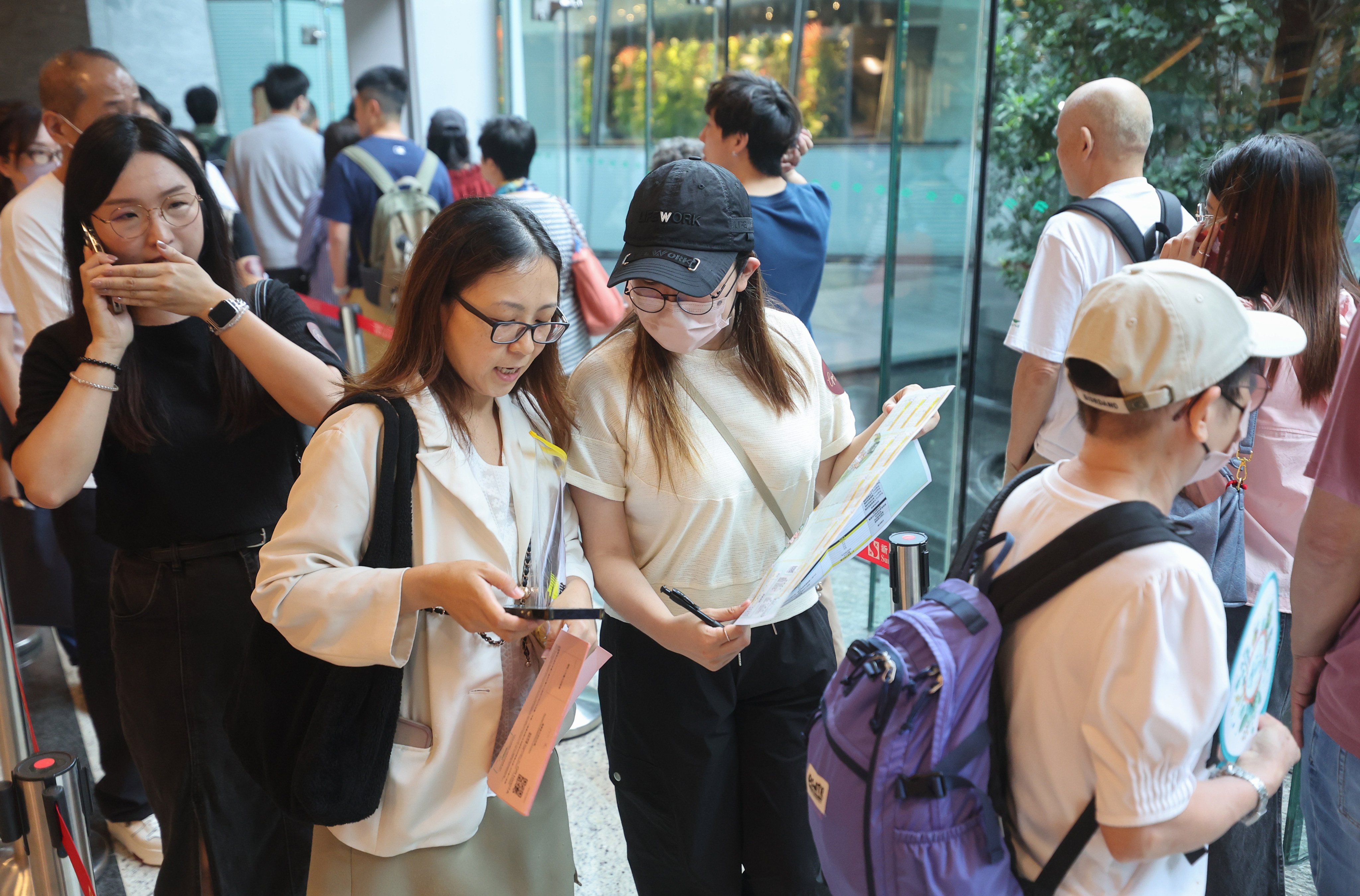 Potential buyers and estate agents line up at the sales office of SHKP’s Garden Regency at the International Commerce Centre. Photo: SCMP/Edmond So