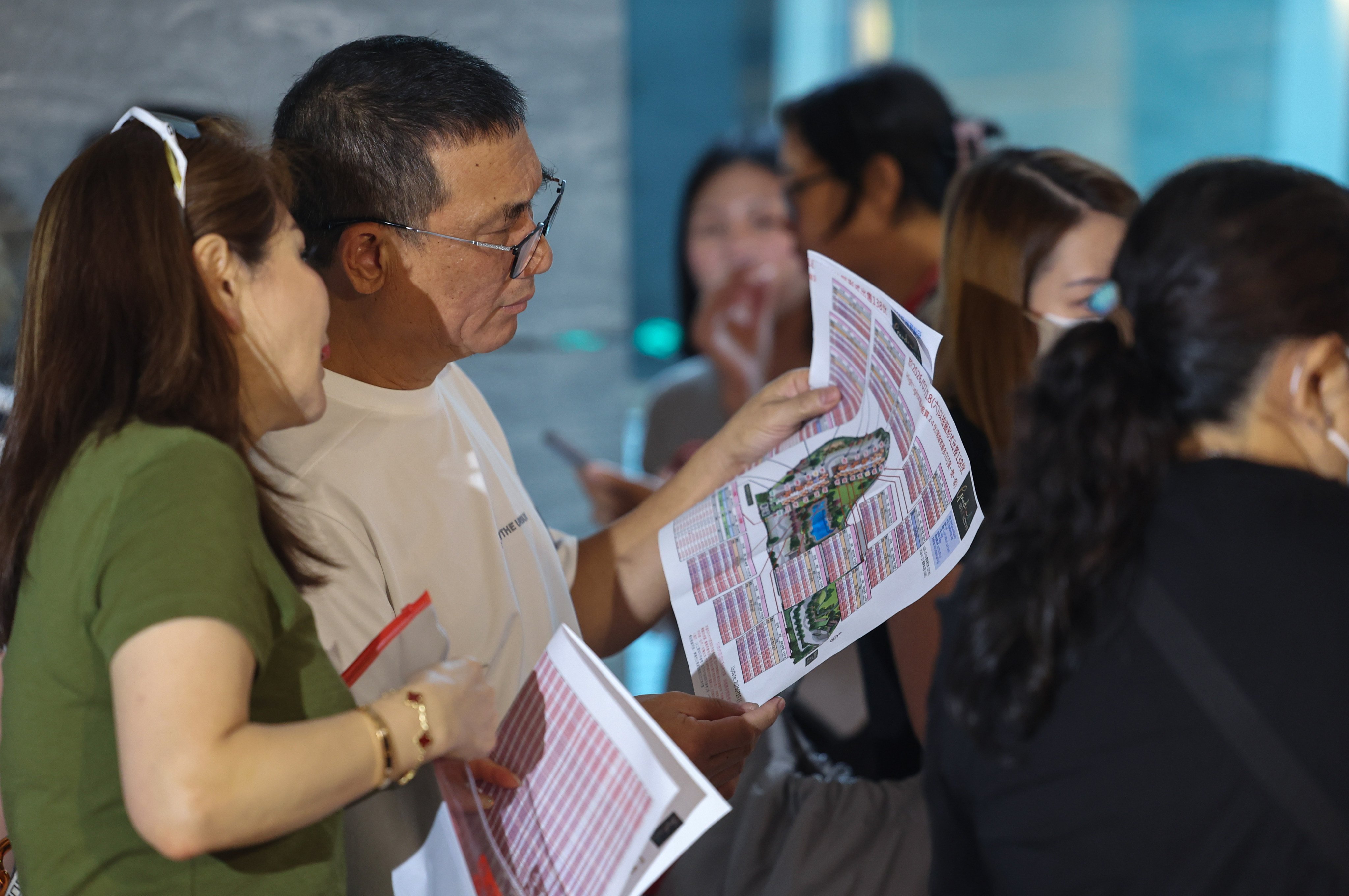 Potential buyers and estate agents line up at the sales office of SHKP’s Garden Regency at the International Commerce Centre. Photo: SCMP/Edmond So